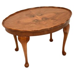Table basse ancienne à croûte de tarte en noyer figuré