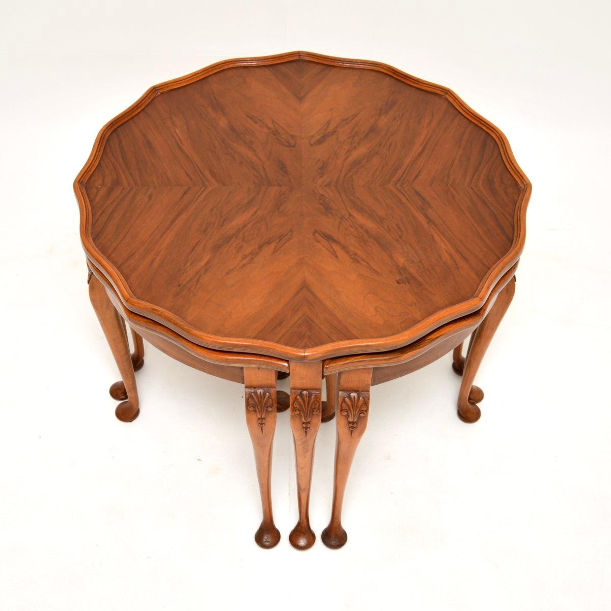 Antique Figured Walnut Pie Crust Nesting Coffee Table In Good Condition For Sale In London, GB