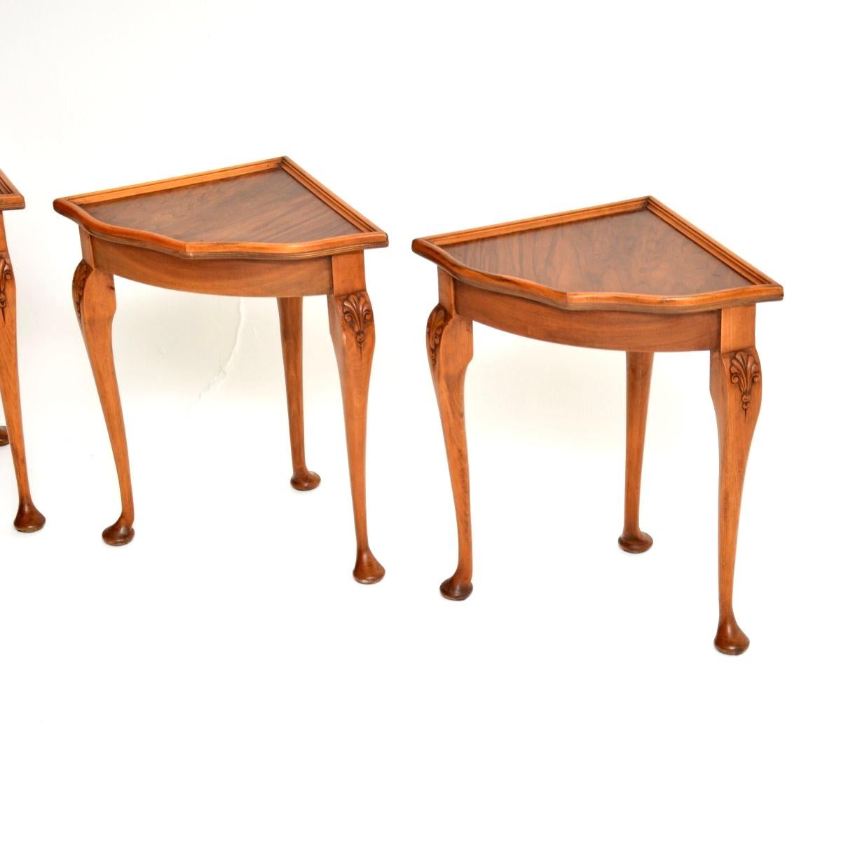 Antique Figured Walnut Pie Crust Nesting Coffee Table For Sale 3