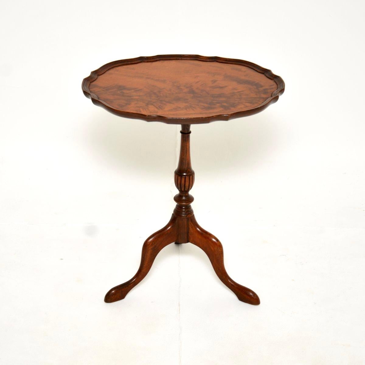 Georgien Table à vin ancienne en noyer figuré à croûte de tarte en vente