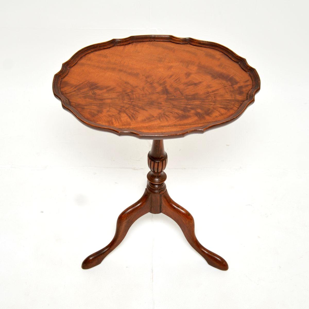 Britannique Table à vin ancienne en noyer figuré à croûte de tarte en vente