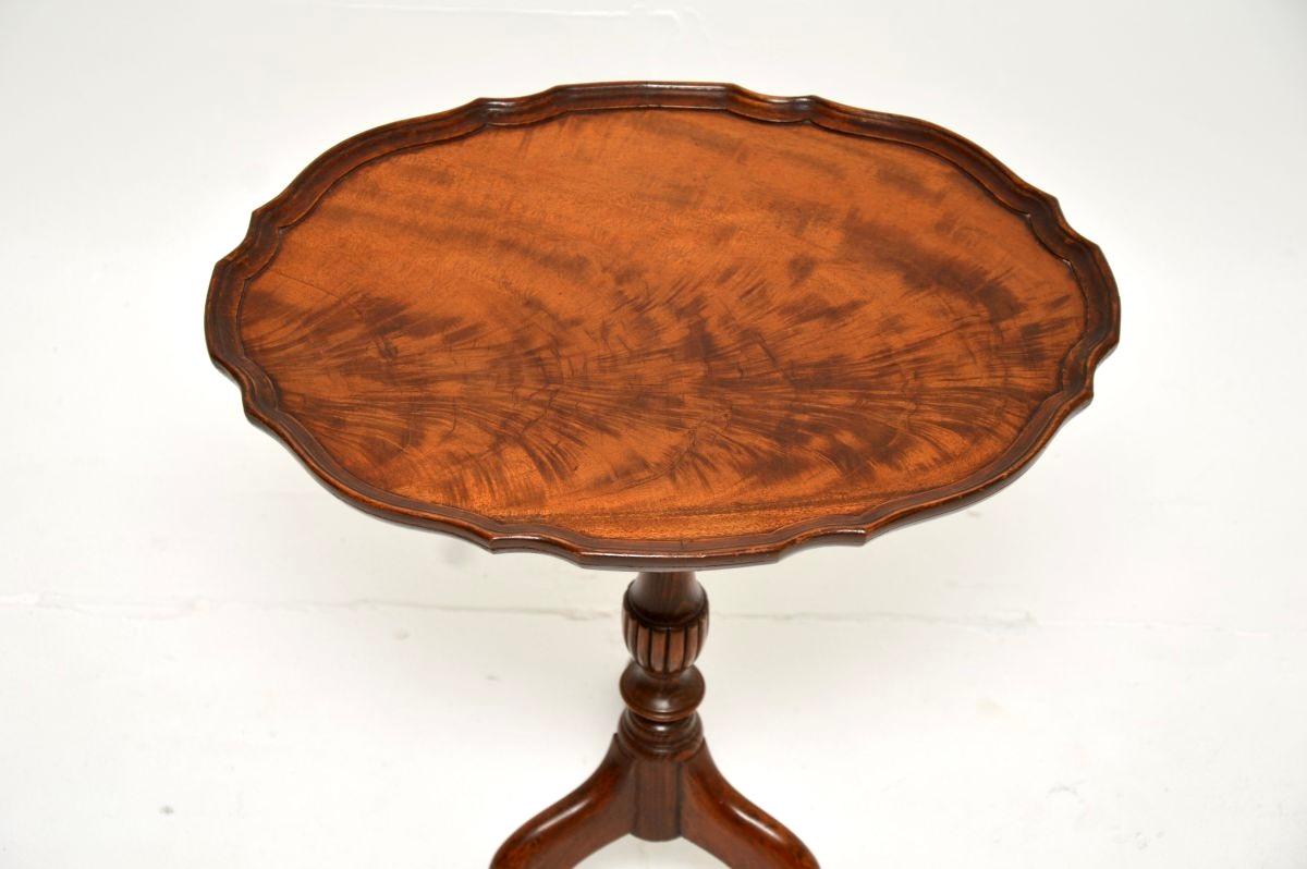 Table à vin ancienne en noyer figuré à croûte de tarte Bon état - En vente à London, GB