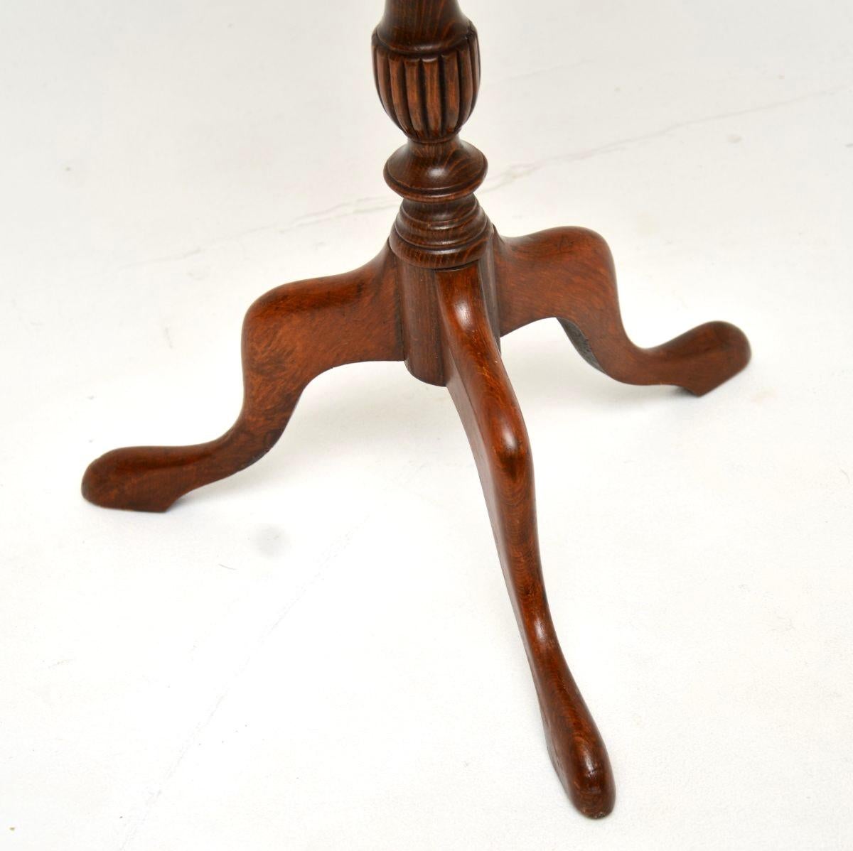 Milieu du XXe siècle Table à vin ancienne en noyer figuré à croûte de tarte en vente