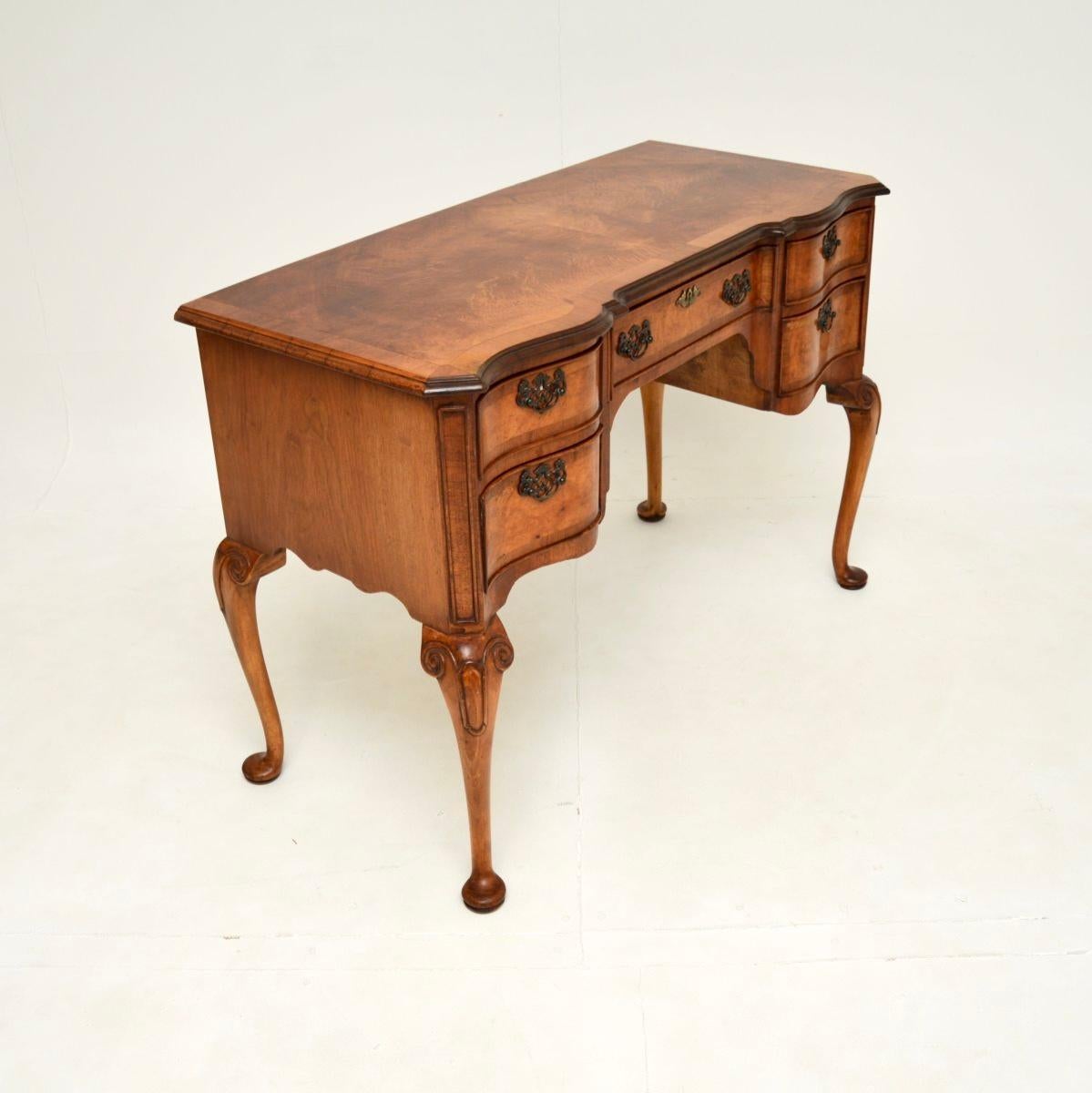 Britannique Bureau ancien en noyer figuré de style Queen Anne en vente