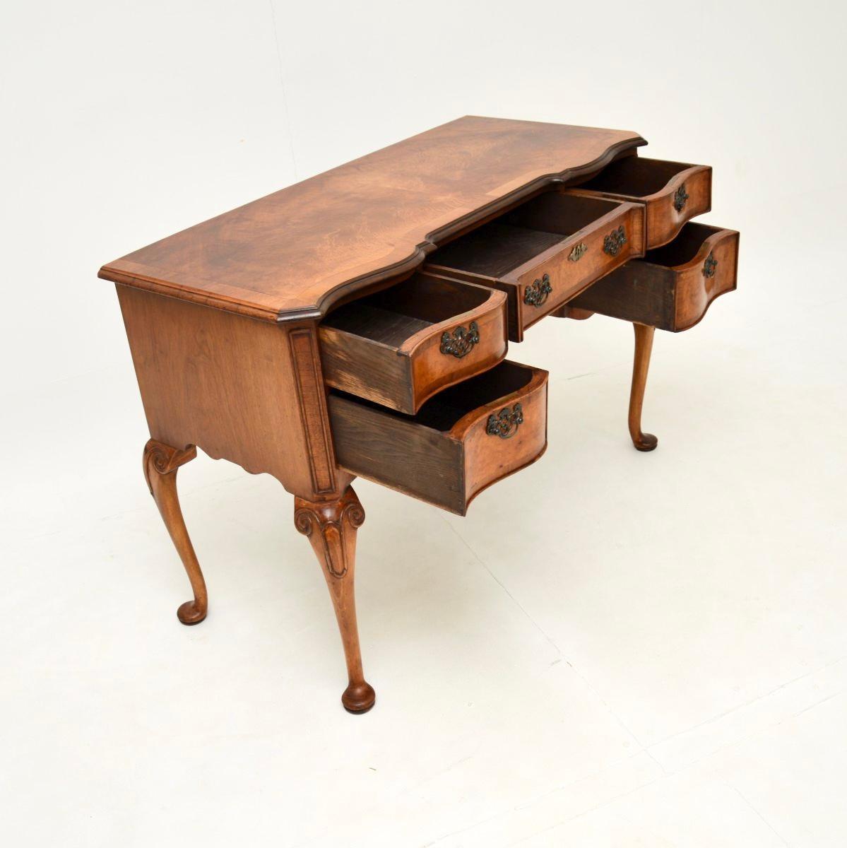 Bureau ancien en noyer figuré de style Queen Anne Bon état - En vente à London, GB