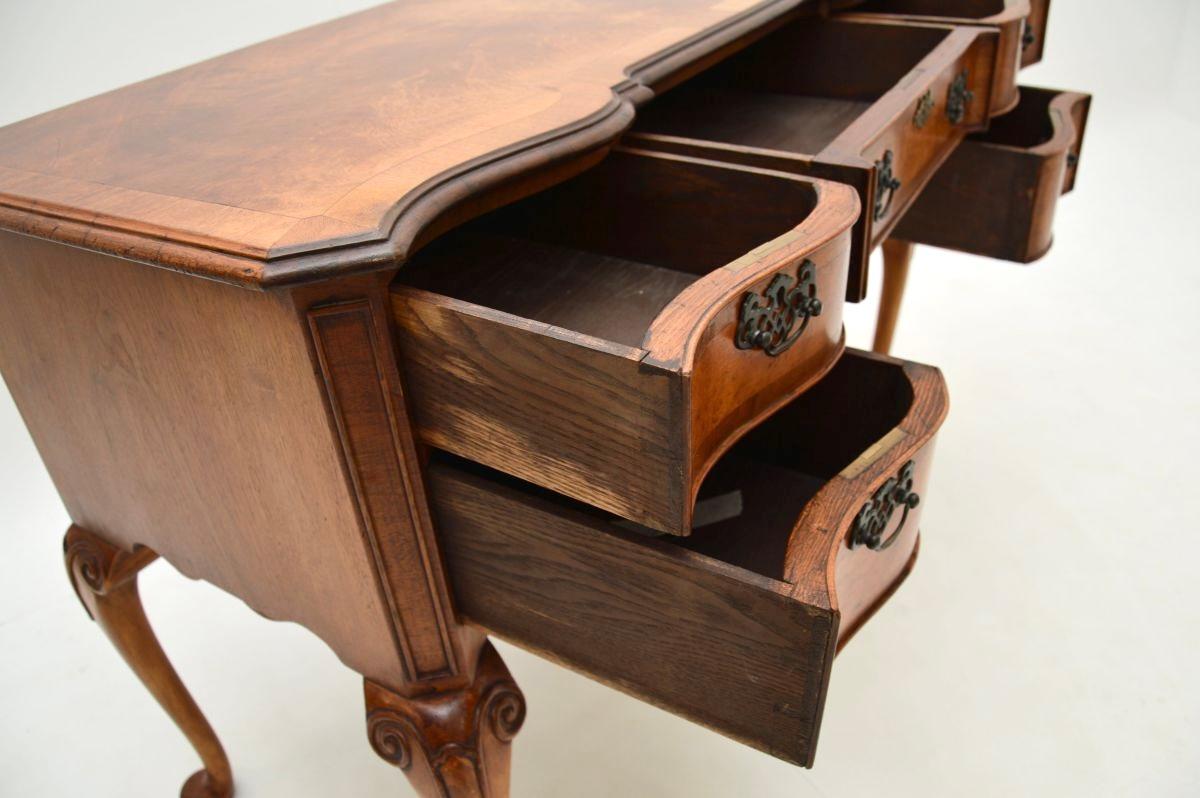 Milieu du XXe siècle Bureau ancien en noyer figuré de style Queen Anne en vente