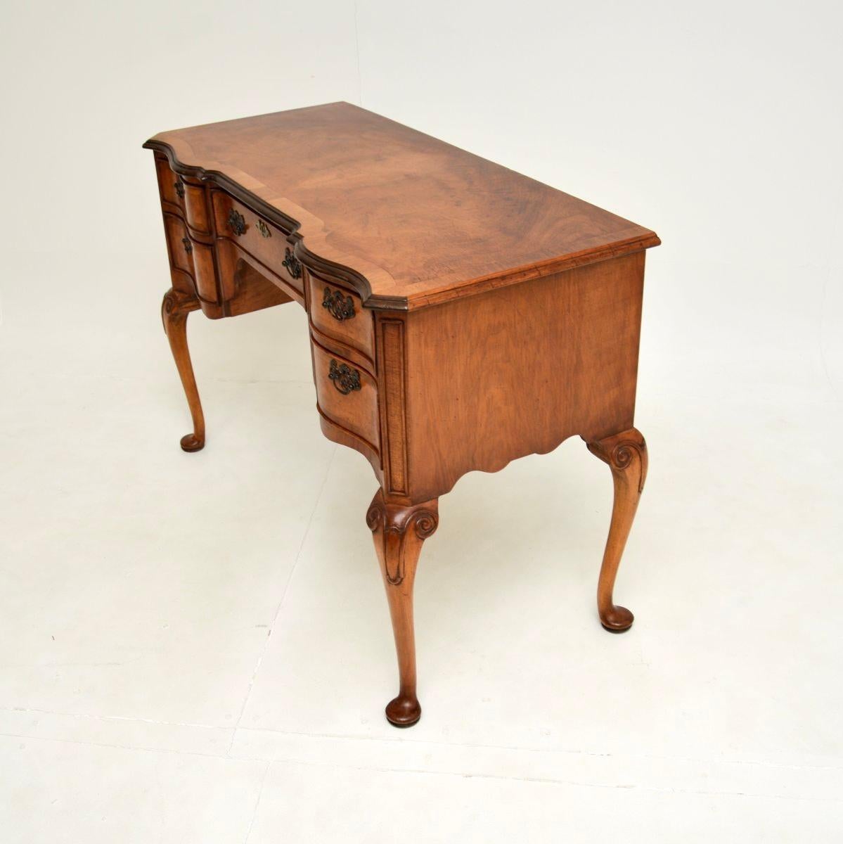 Noyer Bureau ancien en noyer figuré de style Queen Anne en vente
