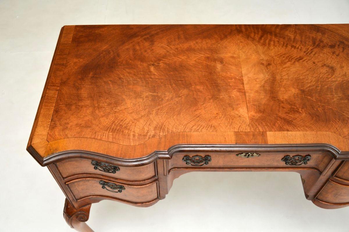 Bureau ancien en noyer figuré de style Queen Anne en vente 1