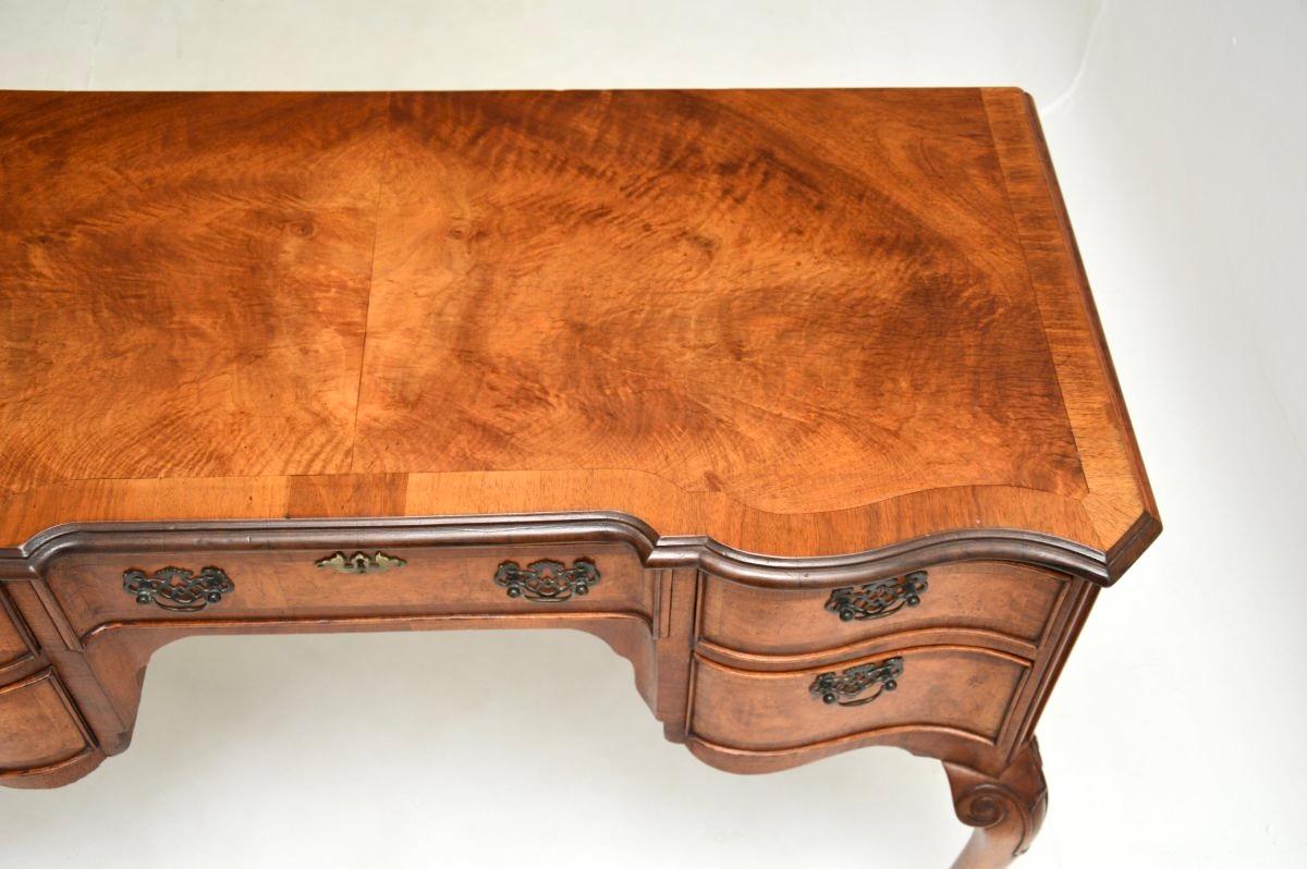 Bureau ancien en noyer figuré de style Queen Anne en vente 2