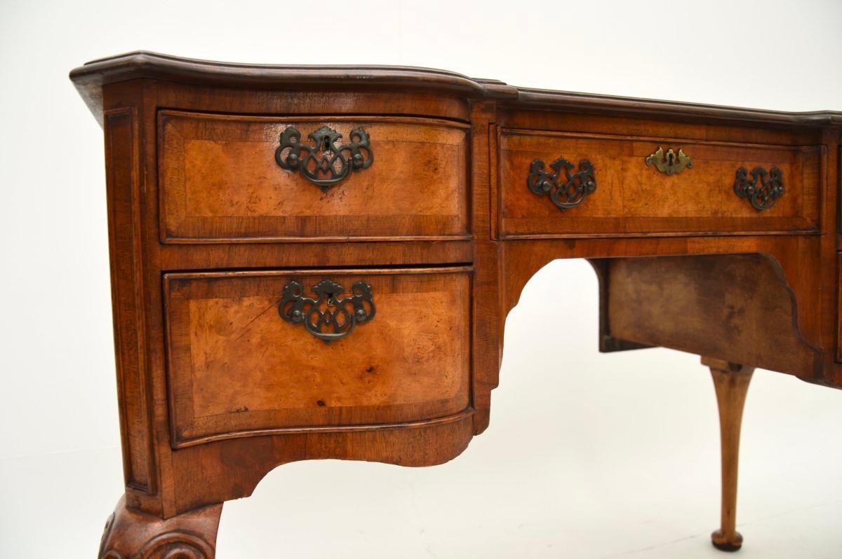 Bureau ancien en noyer figuré de style Queen Anne en vente 3