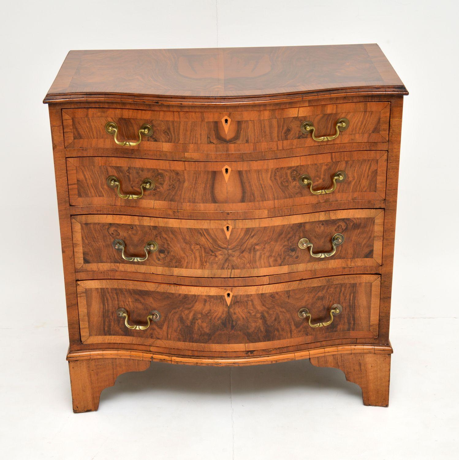 A beautiful antique chest of drawers in highly figured and burr walnut, dating from circa 1900-1910 period. It is in the classic Georgian style, with a lovely serpentine shaped front on bracket feet.

The walnut veneers are stunning throughout,