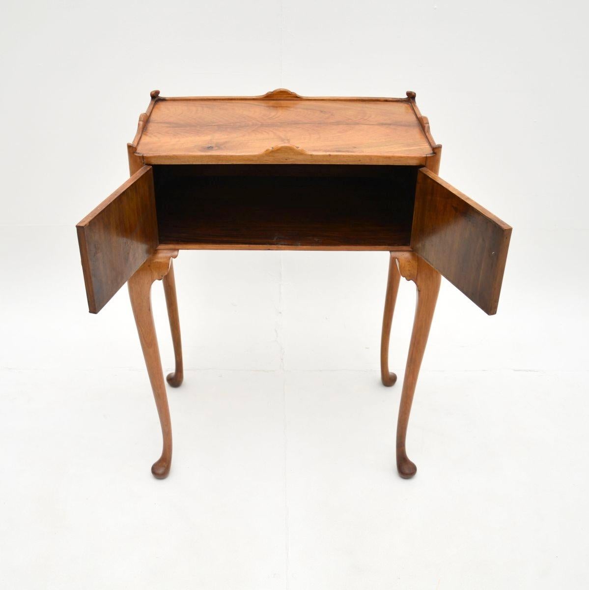 Mesa auxiliar/armario antiguo de nogal figurado con bandeja superior Georgiano en venta