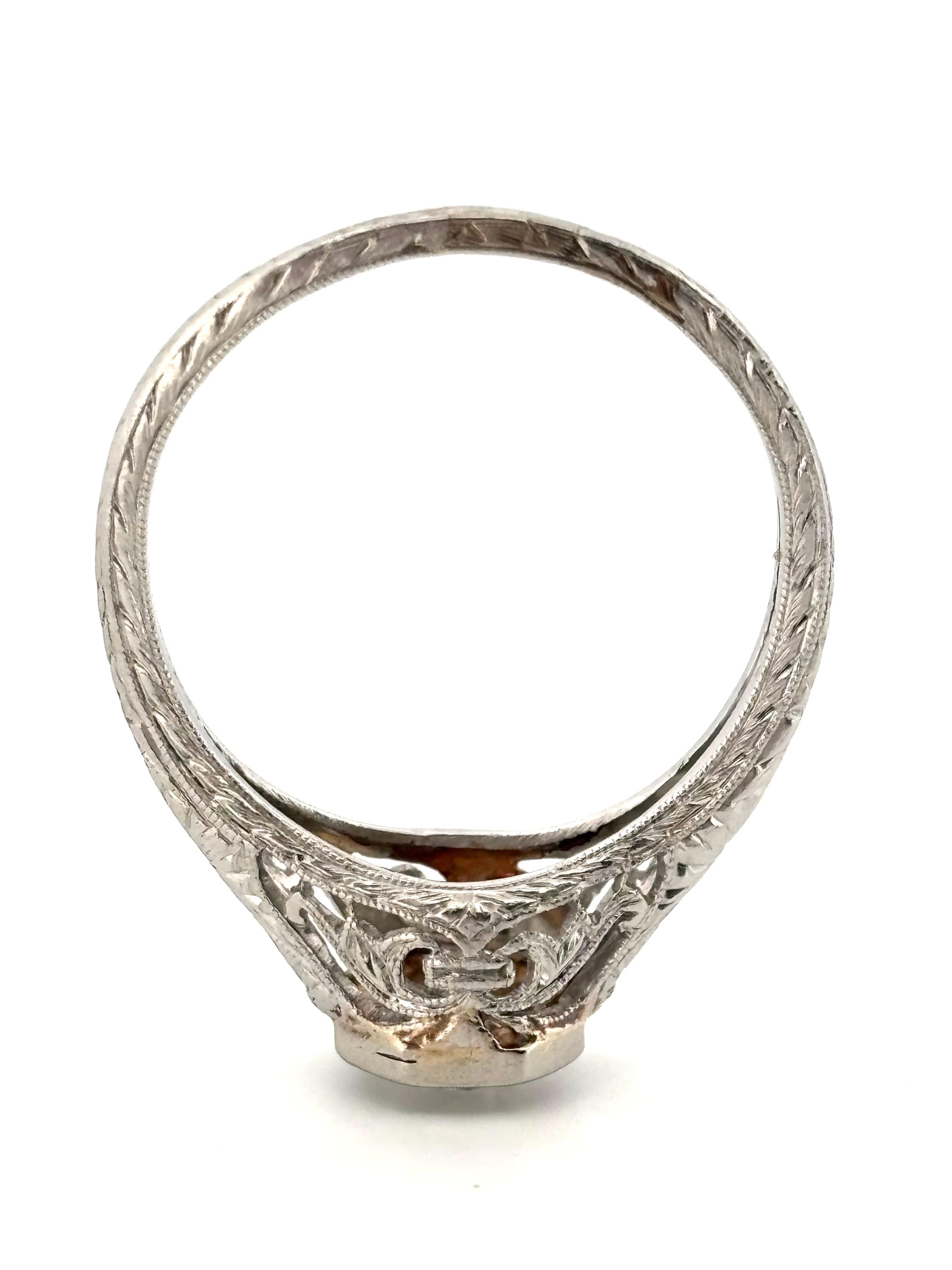 Dieser exquisite antike filigrane Diamantring aus den 1890er Jahren ist ein wahres Zeugnis viktorianischer Handwerkskunst und dauerhafter Eleganz. Der handgefertigte Ring aus reichhaltigem Weißgold präsentiert einen 0,40 Karat schweren, runden