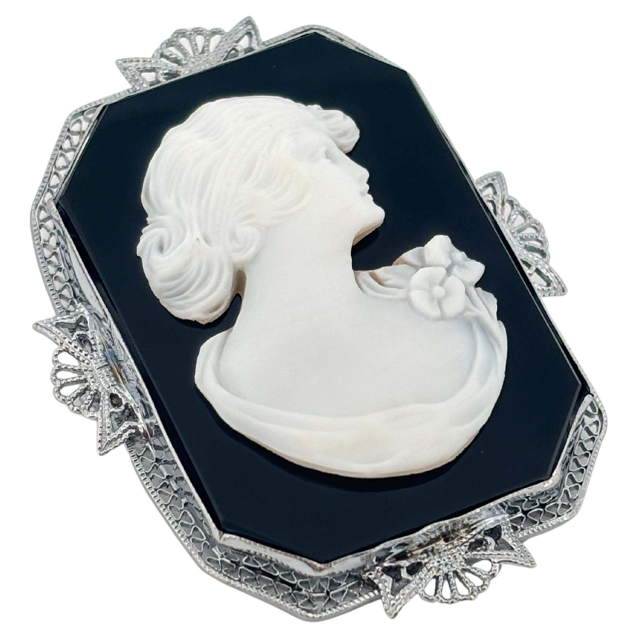 Portrait Spilla antica in filigrana in oro bianco 14 carati con cammeo di onice nero di grandi dimensioni in vendita