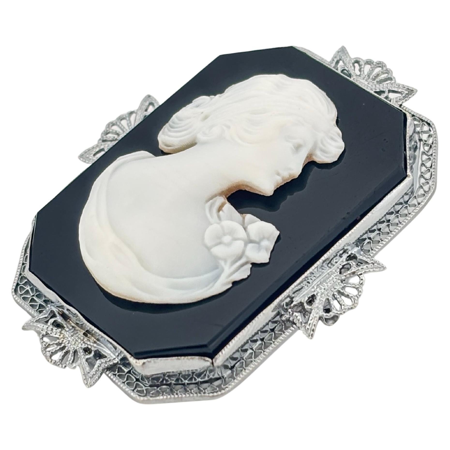 Spilla antica in filigrana in oro bianco 14 carati con cammeo di onice nero di grandi dimensioni In condizioni buone in vendita a Sewickley, PA