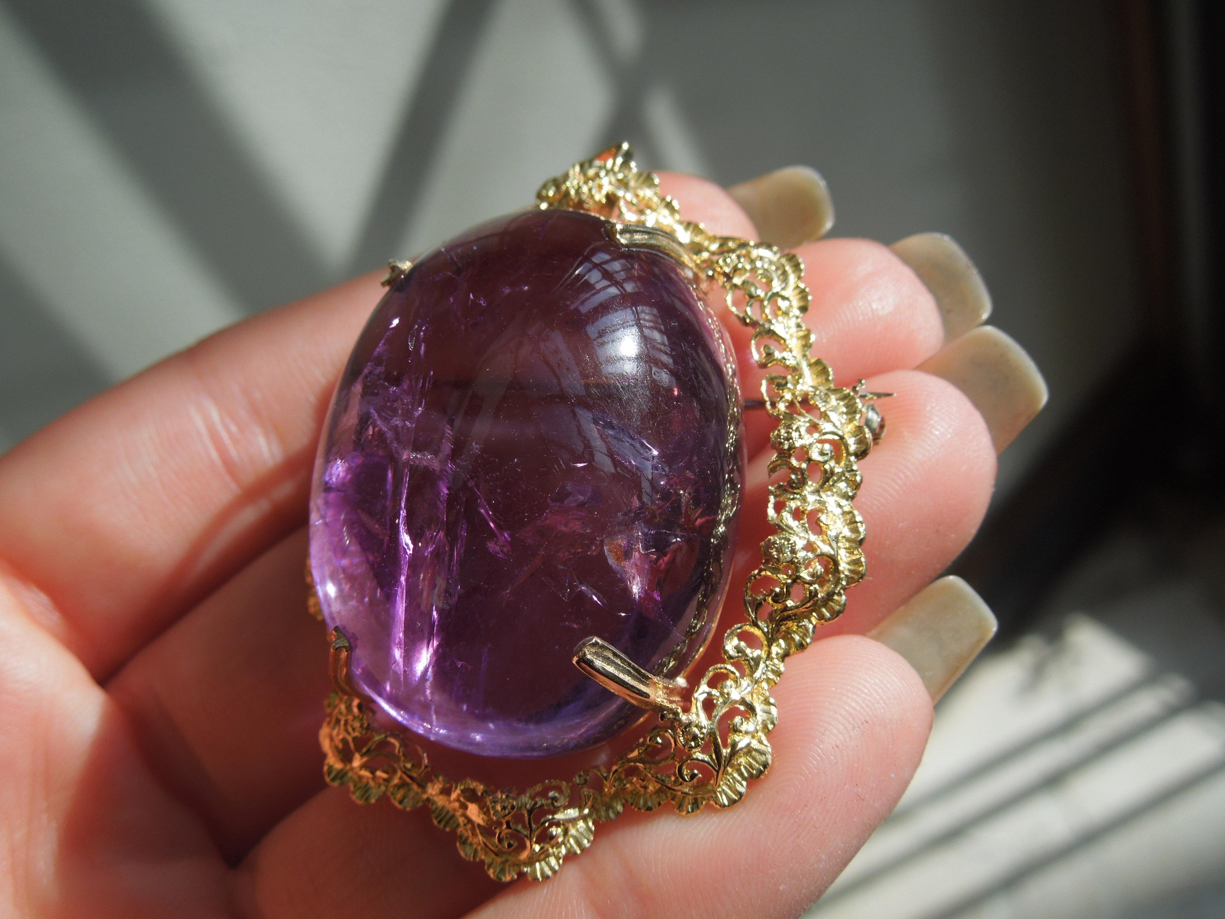 Doppelt als Brosche oder Anhänger, mit 1 Focal Massive Oval Cabochon geschliffen natürlichen Amethyst bei ca. 160 Karat in einem 4-Prong Basket Einstellung eingeschlossen.  
Konstruiert aus einer Kombination von 18 Karat & 14 Karat Gelbgold - mit