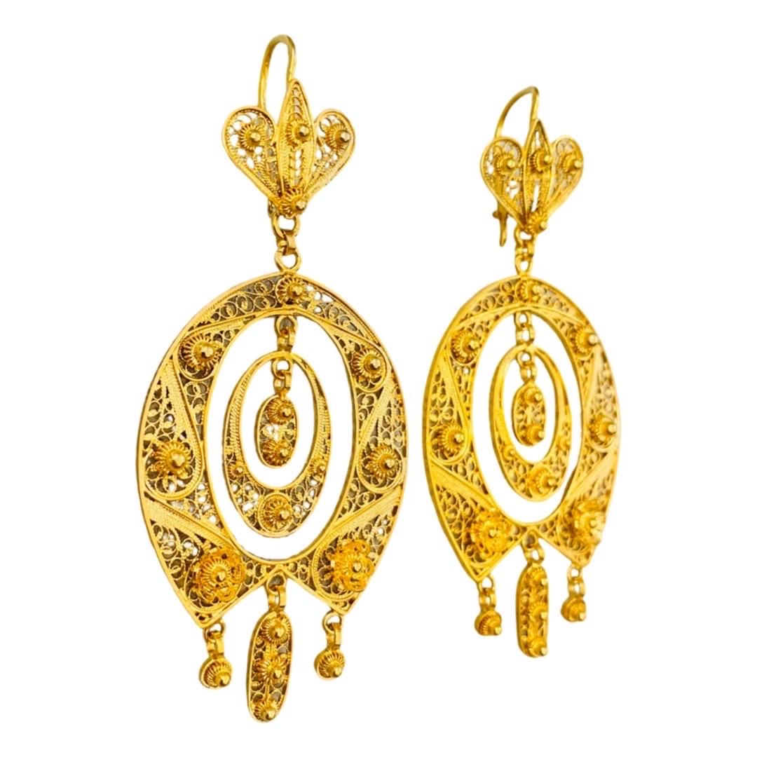 Antique Filigree Horseshoe Floral Motif XL Size Dangling Earrings 18k Gold In Excellent Condition For Sale In Miami, FL