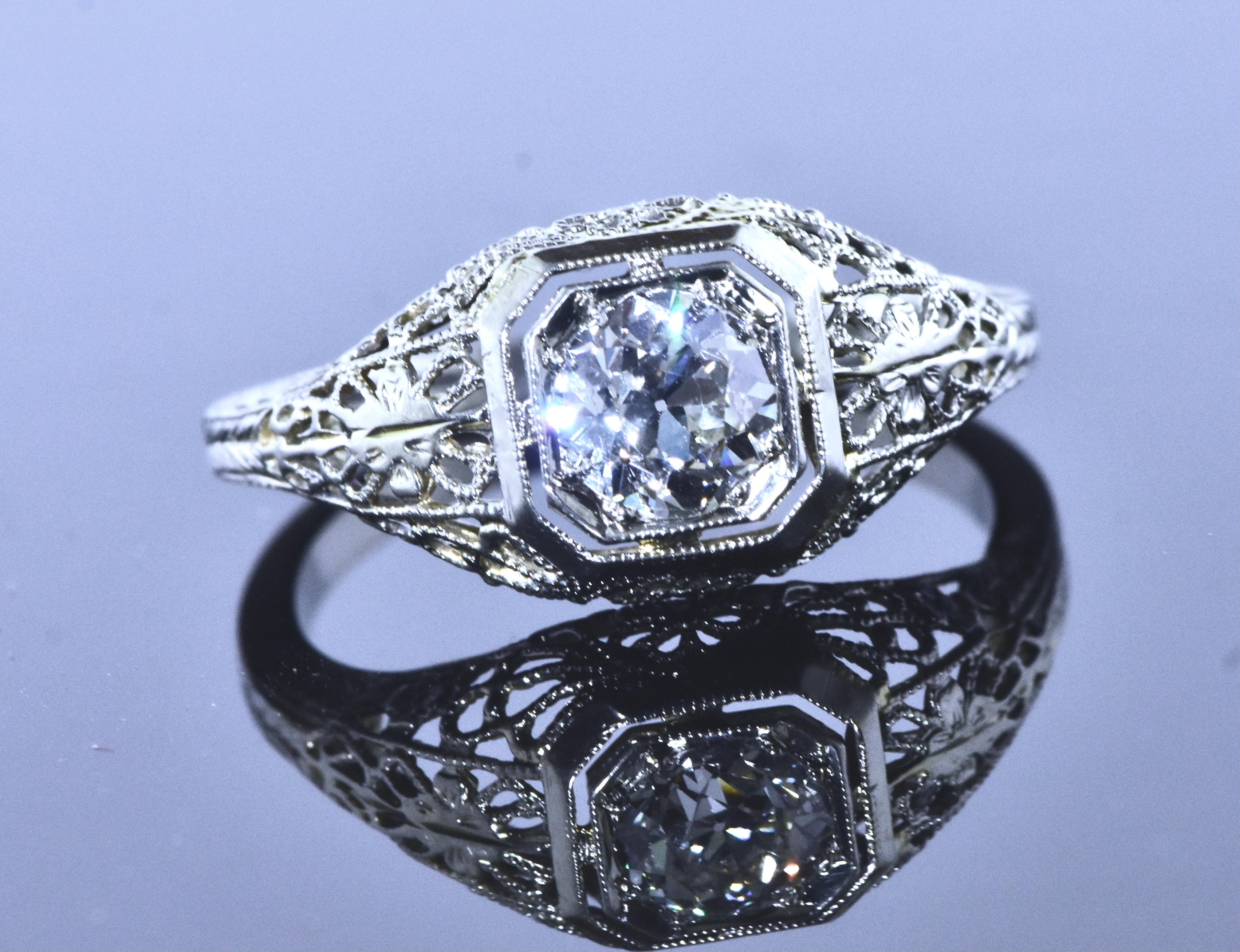 Antiker filigraner Ring fein .65 Karat. Diamant und 18 Karat Weißgold, amerikanisch, um 1920 im Angebot 4