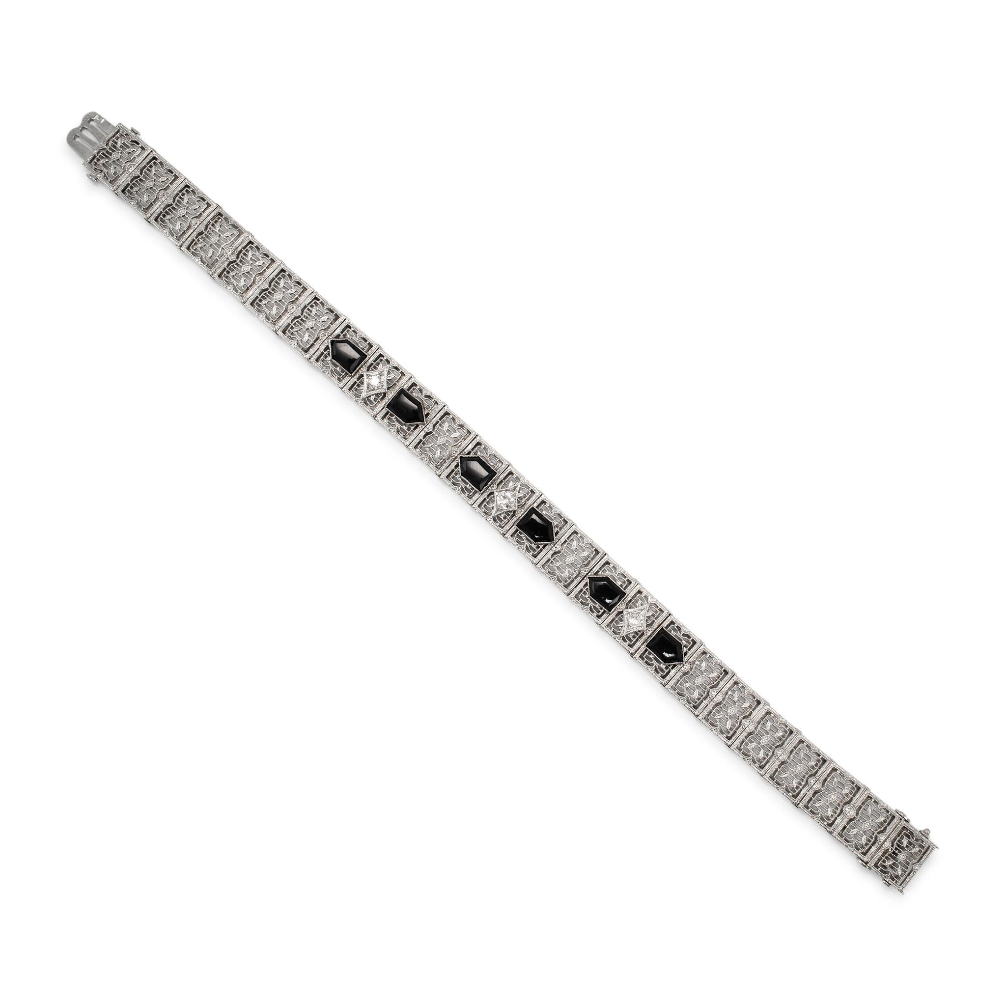 Tipo di metallo: Oro bianco 14K e platino

Lunghezza: 7,00 pollici

Larghezza: 10,00 mm

Peso: 16,50 grammi

Un bracciale a maglie antiche in oro bianco 14K e platino con diamanti e onice. I metalli sono stati testati e hanno stabilito che si tratta