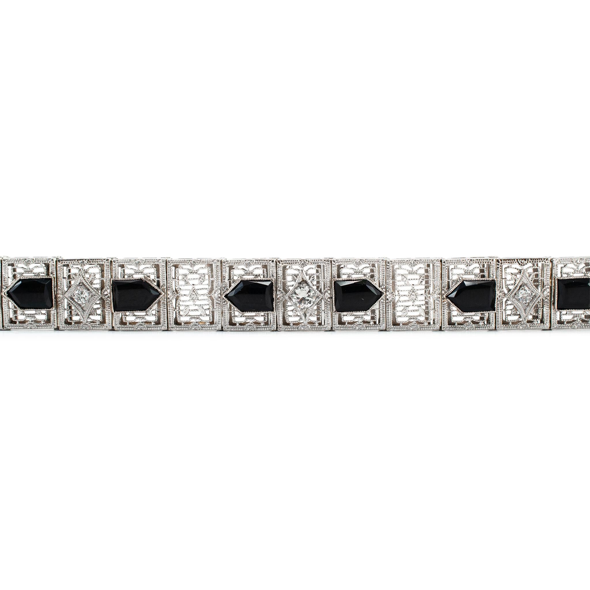 Taglio antico europeo Bracciale antico filigranato in oro bianco 14 carati e platino con diamanti e onice in vendita