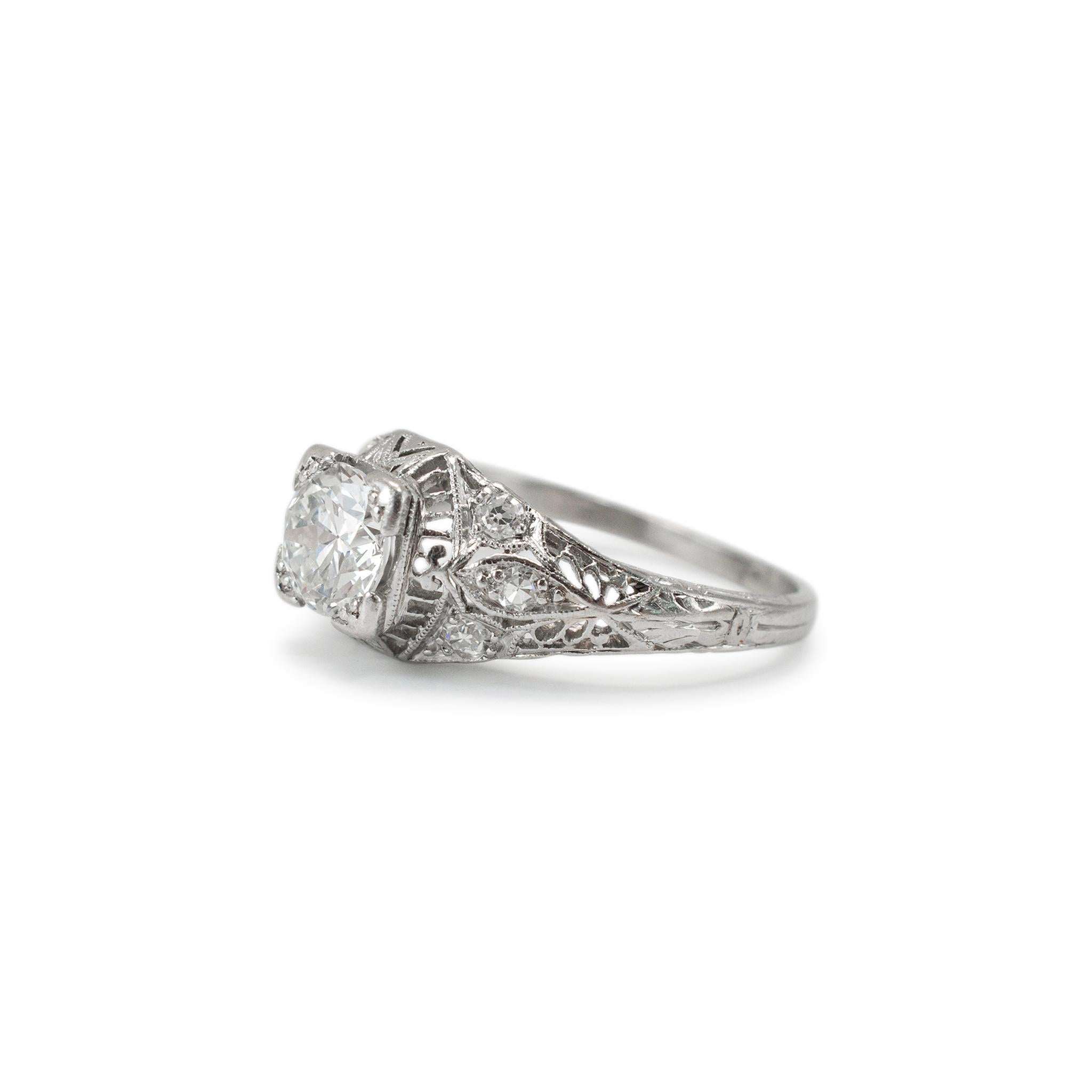 Genre : Mesdames

Type de métal : Platine

Taille de l'anneau : 5

Largeur : 8,30 mm se rétrécissant à 1,30 mm

Poids : 3.35 grammes

Bague de fiançailles en platine avec un diamant antique et une tige demi-ronde. Le métal a été testé et il a été