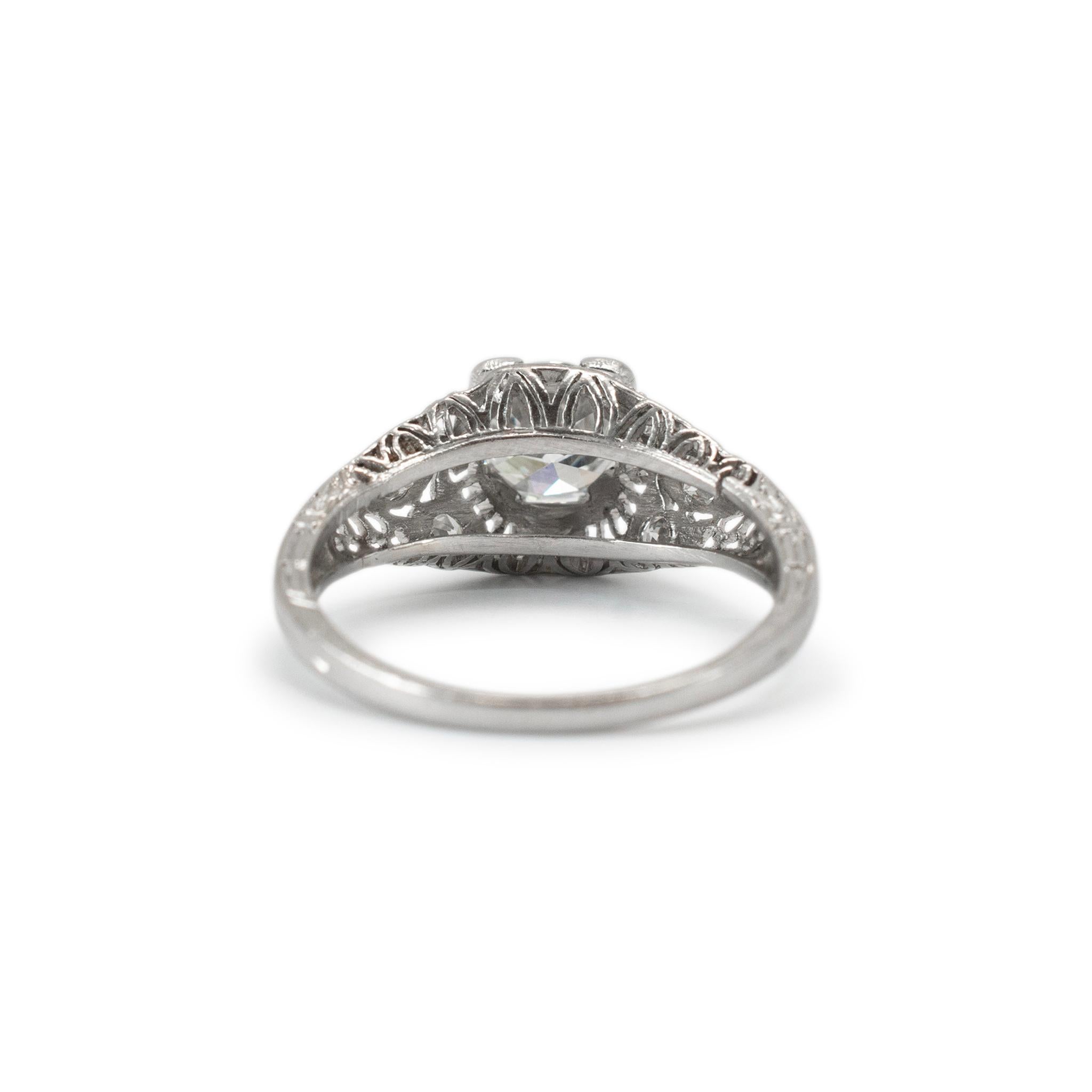 Bague de fiançailles ancienne en platine filigranée avec diamant taille vieille Europe de 0,74 carat Excellent état - En vente à Houston, TX