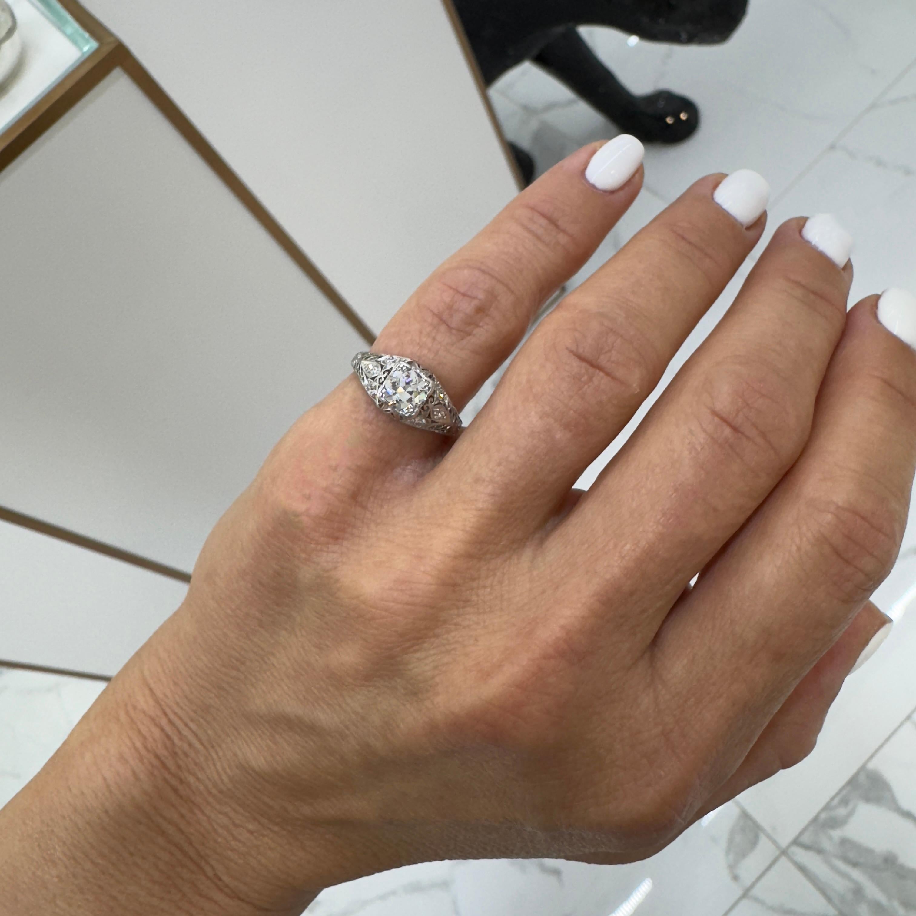 Bague de fiançailles ancienne en platine filigranée avec diamant taille vieille Europe de 0,74 carat en vente 2