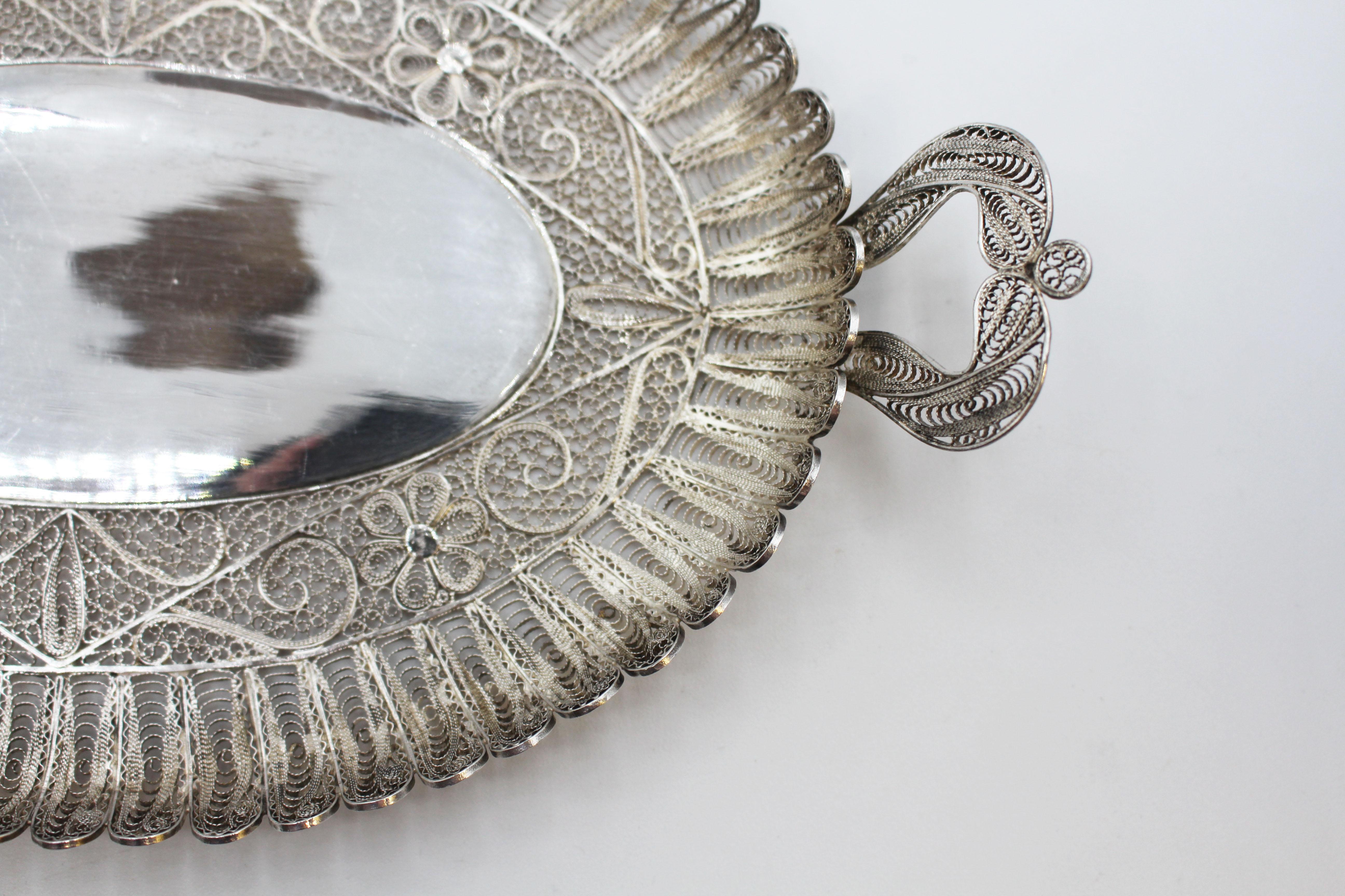 Antikes filigranes silbernes Kartentablett mit Griffen, Philippinen. Silberlegierung - wahrscheinlich Sterling. Griffe in Kronenform. 4,50 Feinunzen.
9,25