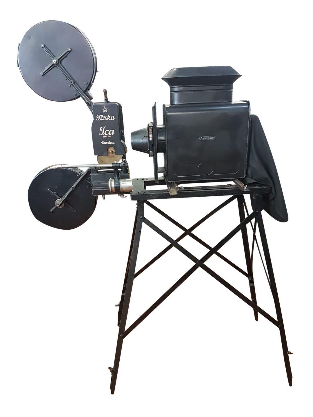 Antique and rare film projector Ica Tosca 35 mm with manual operation and arc light
ICA-TOSCA antique film and slide projector, 1910
film format 35 mm - large slides
With 2 lenses for film and slides
Well working mechanism.
