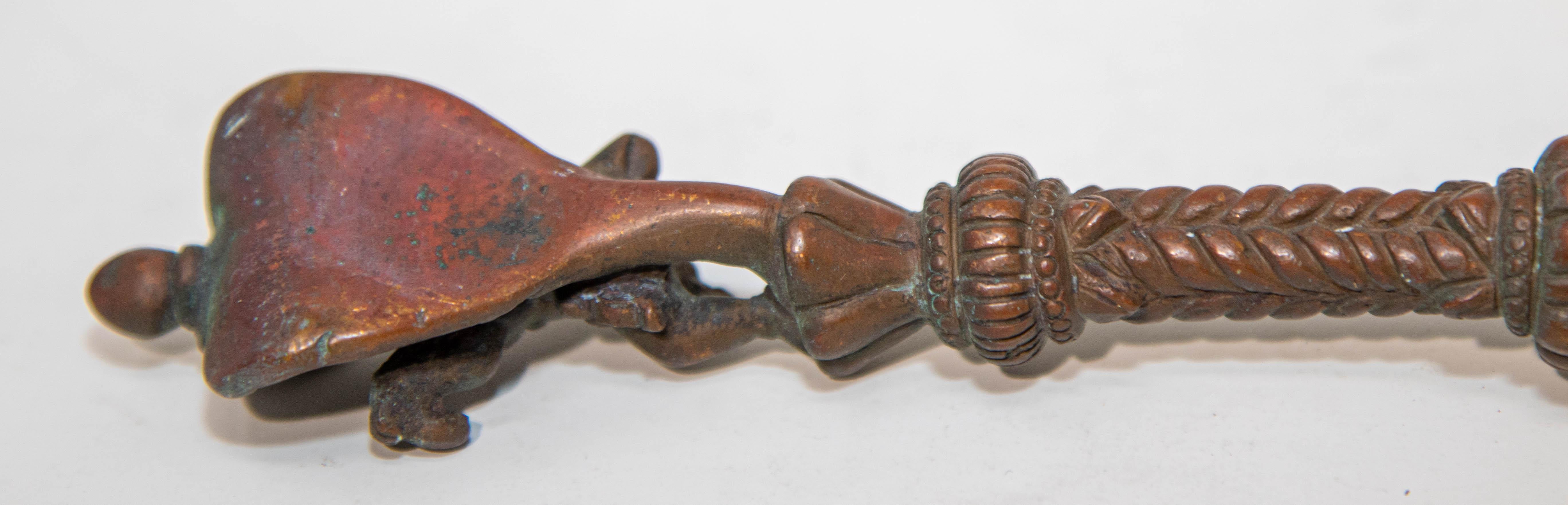 Ancienne cuillère Puja de cérémonie indienne en bronze moulé du 19ème siècle en vente 3