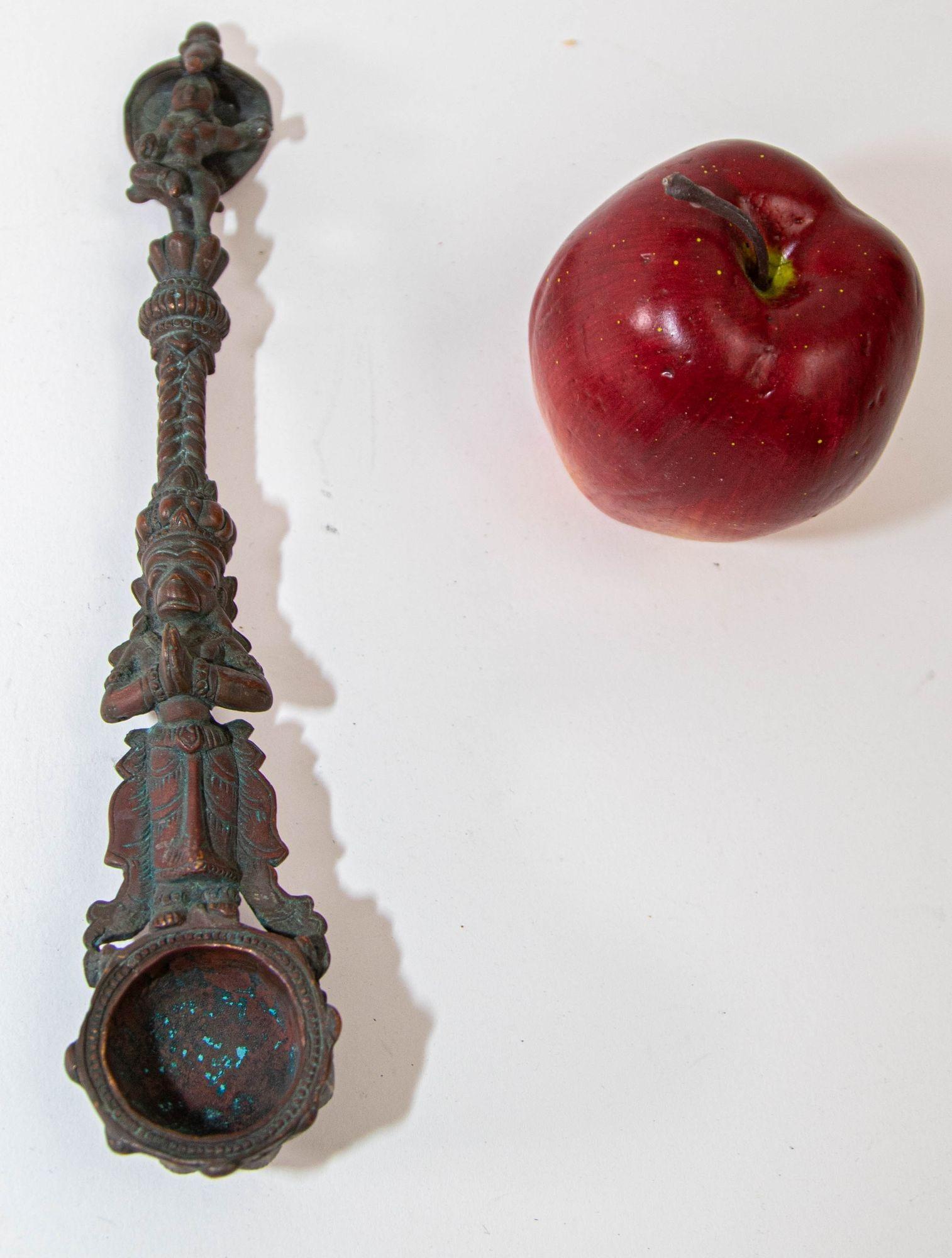 Ancienne cuillère Puja de cérémonie indienne en bronze moulé du 19ème siècle en vente 5