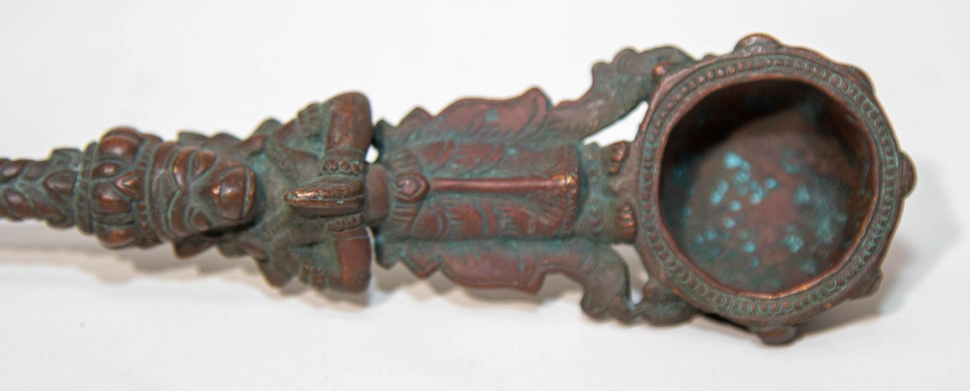 Ancienne cuillère Puja de cérémonie indienne en bronze moulé du 19ème siècle en vente 6