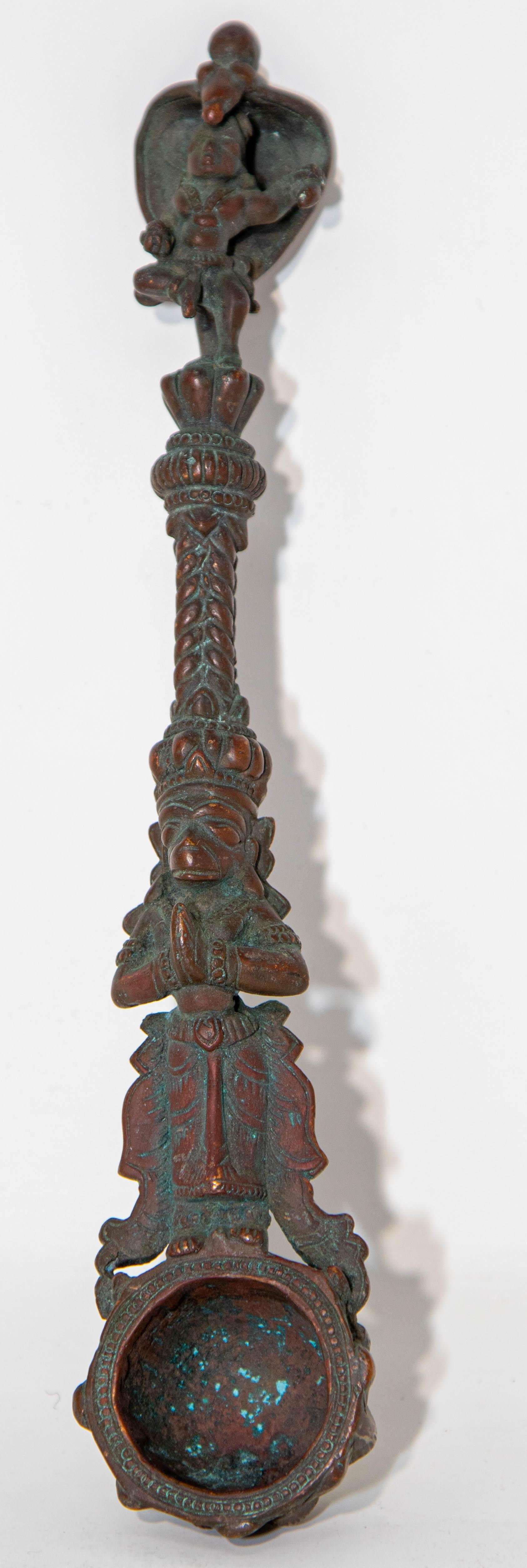 Ancienne cuillère Puja de cérémonie indienne en bronze moulé du 19ème siècle en vente 7