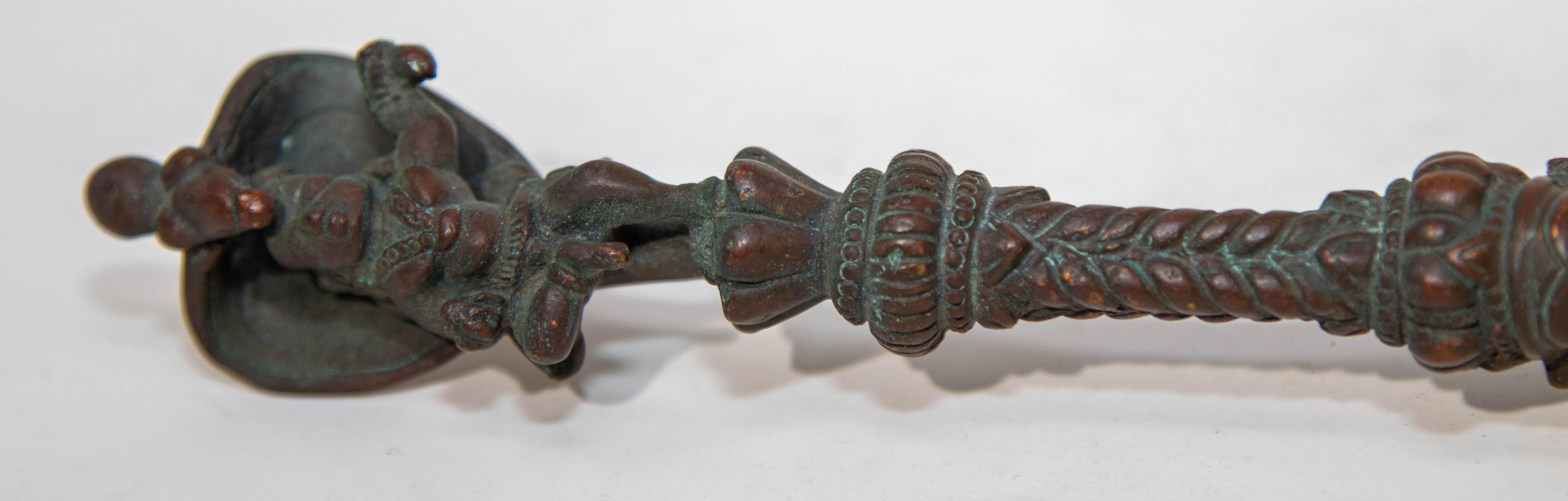 Ancienne cuillère Puja de cérémonie indienne en bronze moulé du 19ème siècle en vente 8