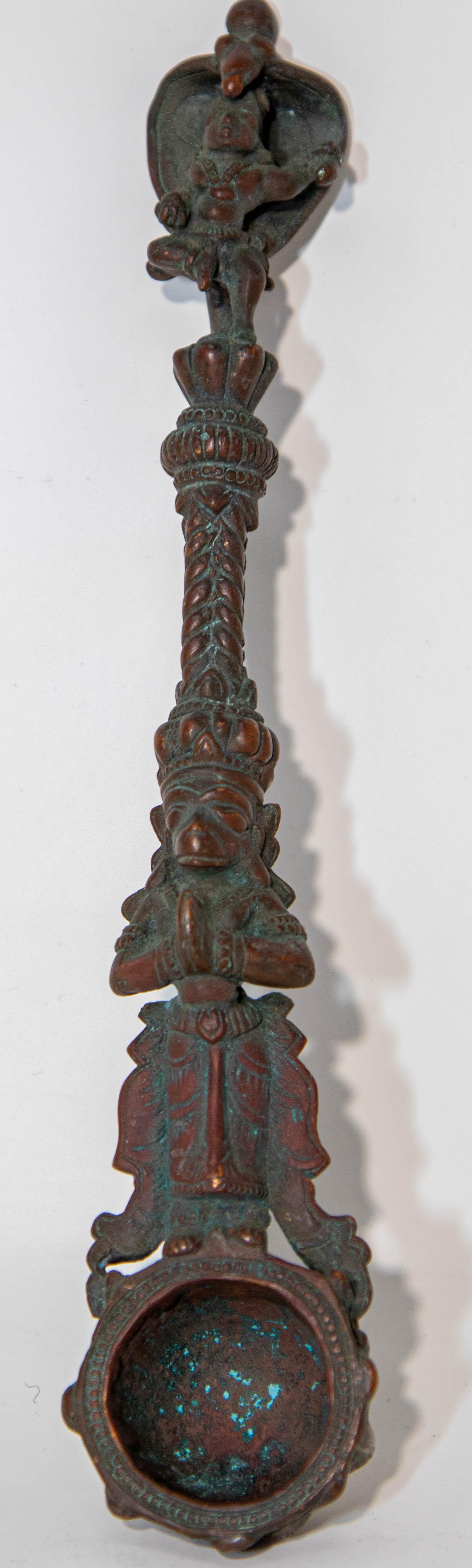 Ancienne cuillère Puja de cérémonie indienne en bronze moulé du 19ème siècle en vente 9