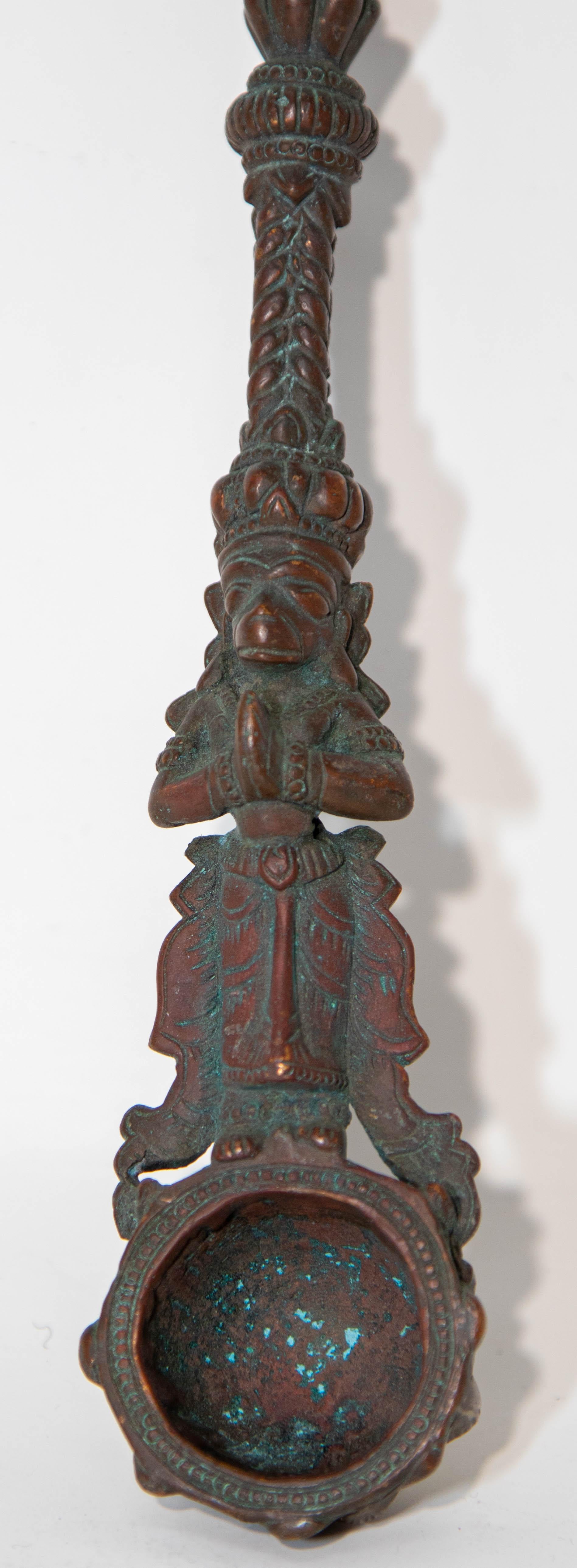 Ancienne cuillère Puja de cérémonie indienne en bronze moulé du 19ème siècle en vente 10