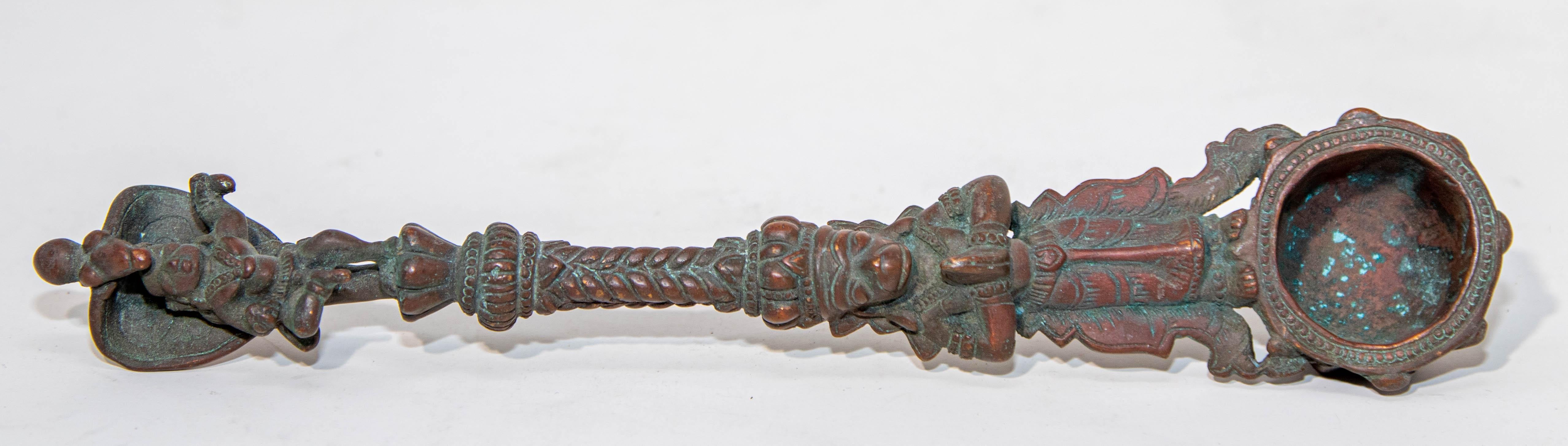 Cuillère de Puja en bronze coulé, ancienne et cérémonielle, à patine brune.
Bronze asiatique indien Hindou rituel cuillère en bronze puja Achamani Inde Asie.
Cuillère de cérémonie ancienne utilisée lors des cultes hindous pour offrir de l'eau bénite