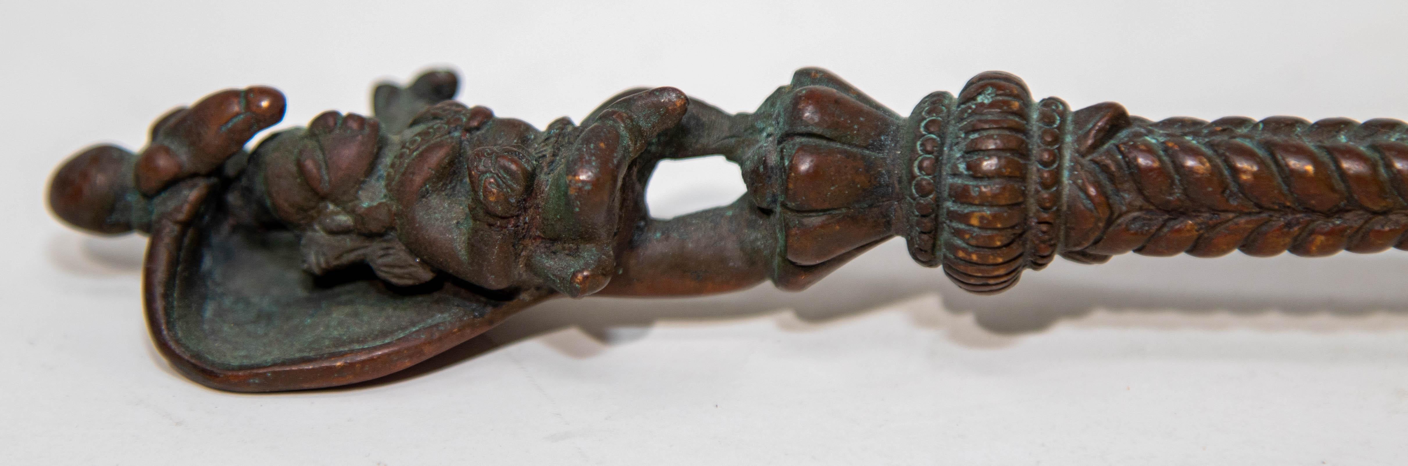 Tibétain Ancienne cuillère Puja de cérémonie indienne en bronze moulé du 19ème siècle en vente