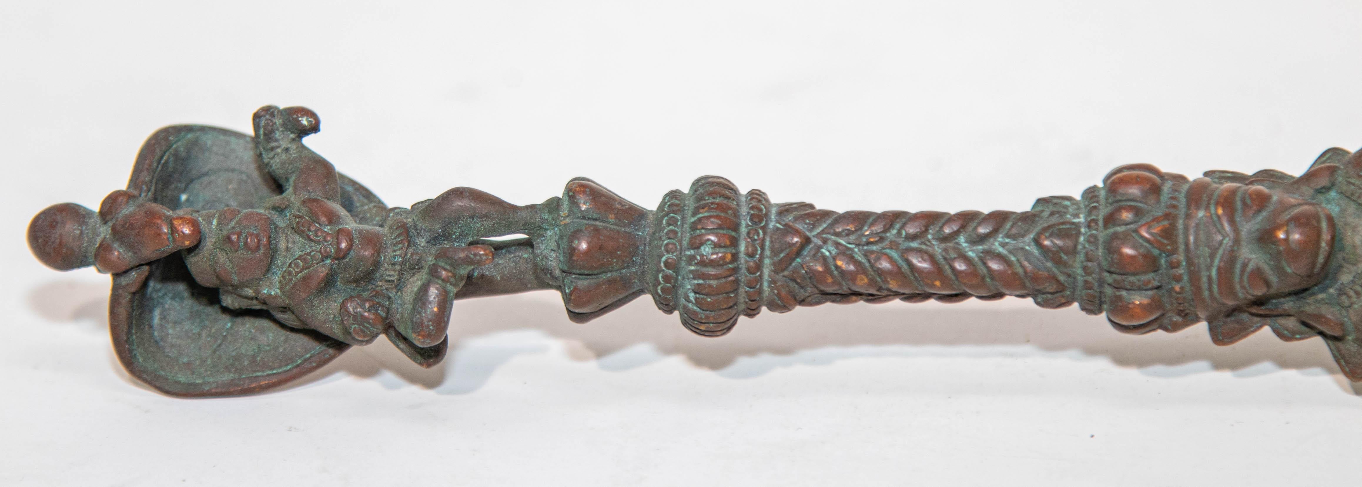 Moulage Ancienne cuillère Puja de cérémonie indienne en bronze moulé du 19ème siècle en vente