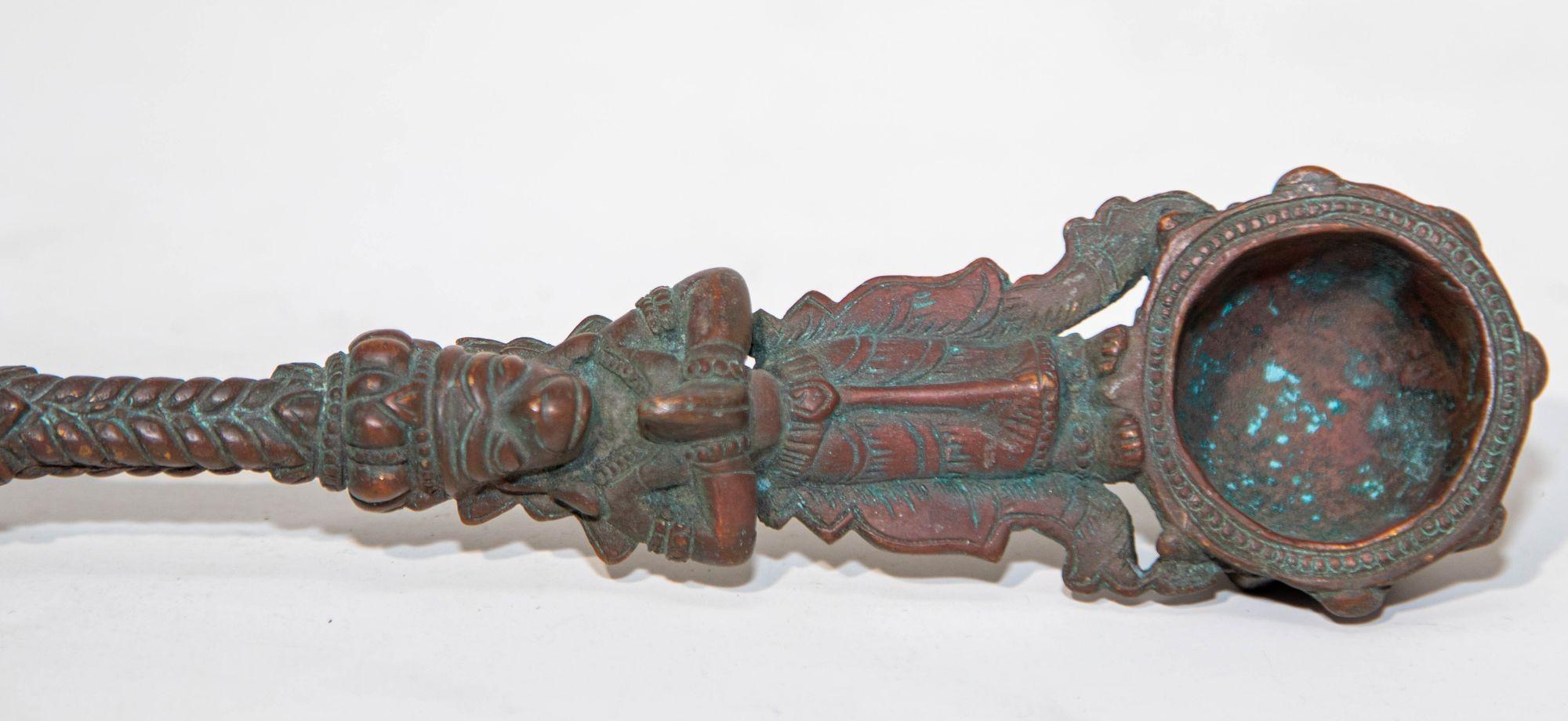 Ancienne cuillère Puja de cérémonie indienne en bronze moulé du 19ème siècle Bon état - En vente à North Hollywood, CA