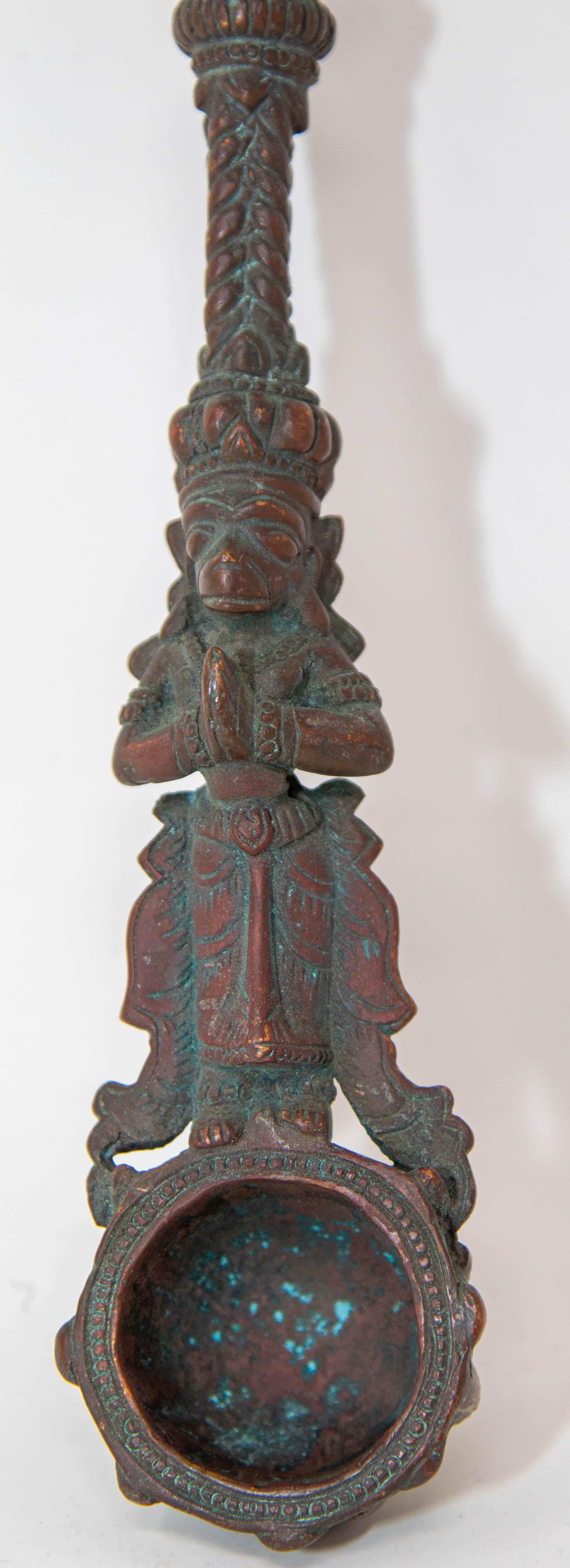 XIXe siècle Ancienne cuillère Puja de cérémonie indienne en bronze moulé du 19ème siècle en vente