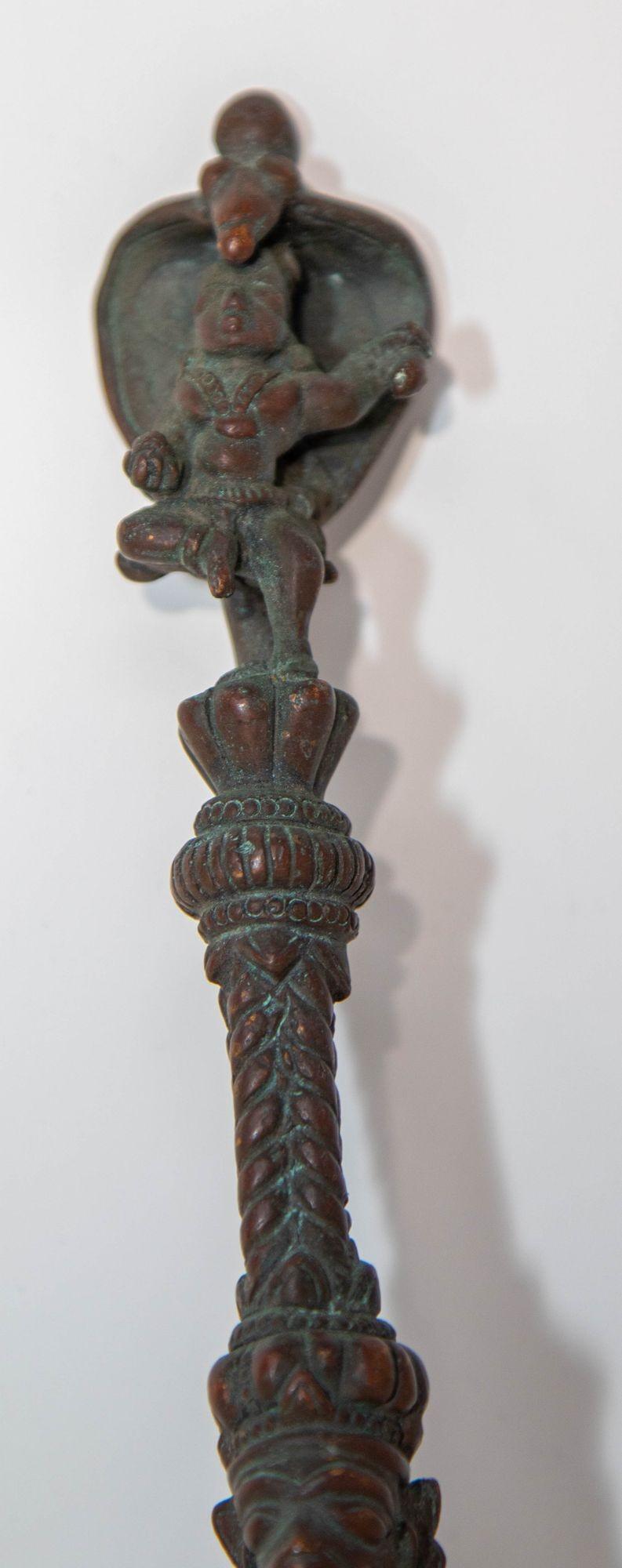 Bronze Ancienne cuillère Puja de cérémonie indienne en bronze moulé du 19ème siècle en vente