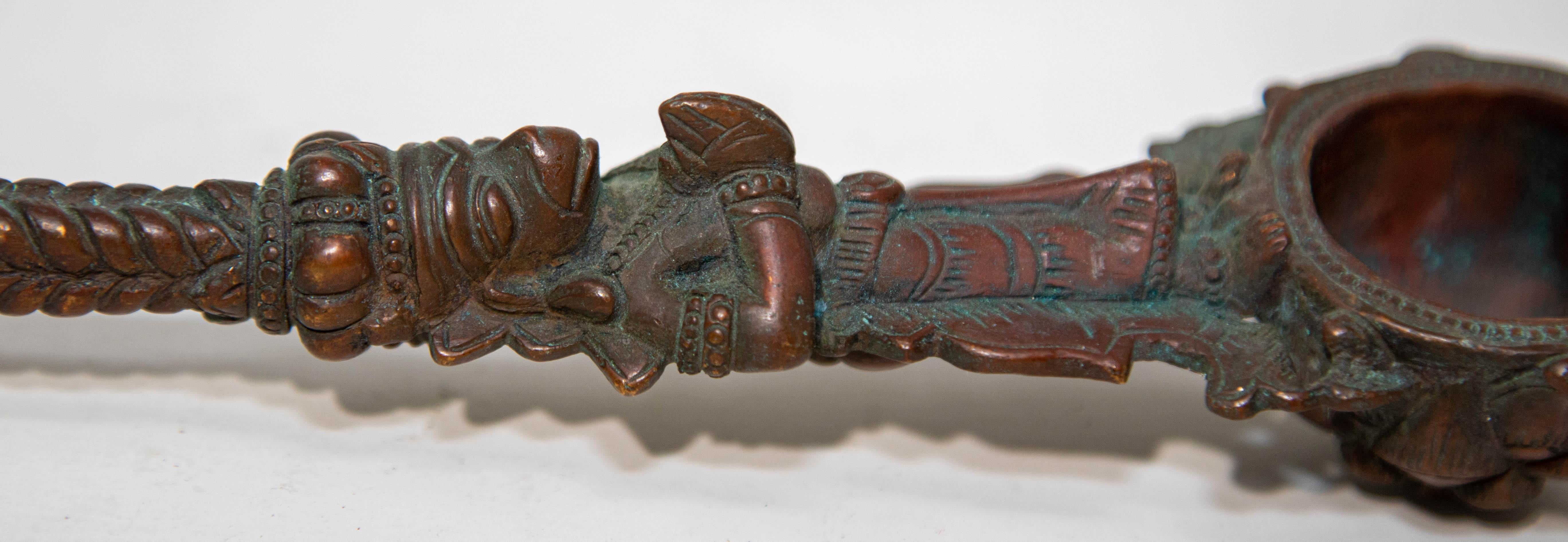 Ancienne cuillère Puja de cérémonie indienne en bronze moulé du 19ème siècle en vente 1