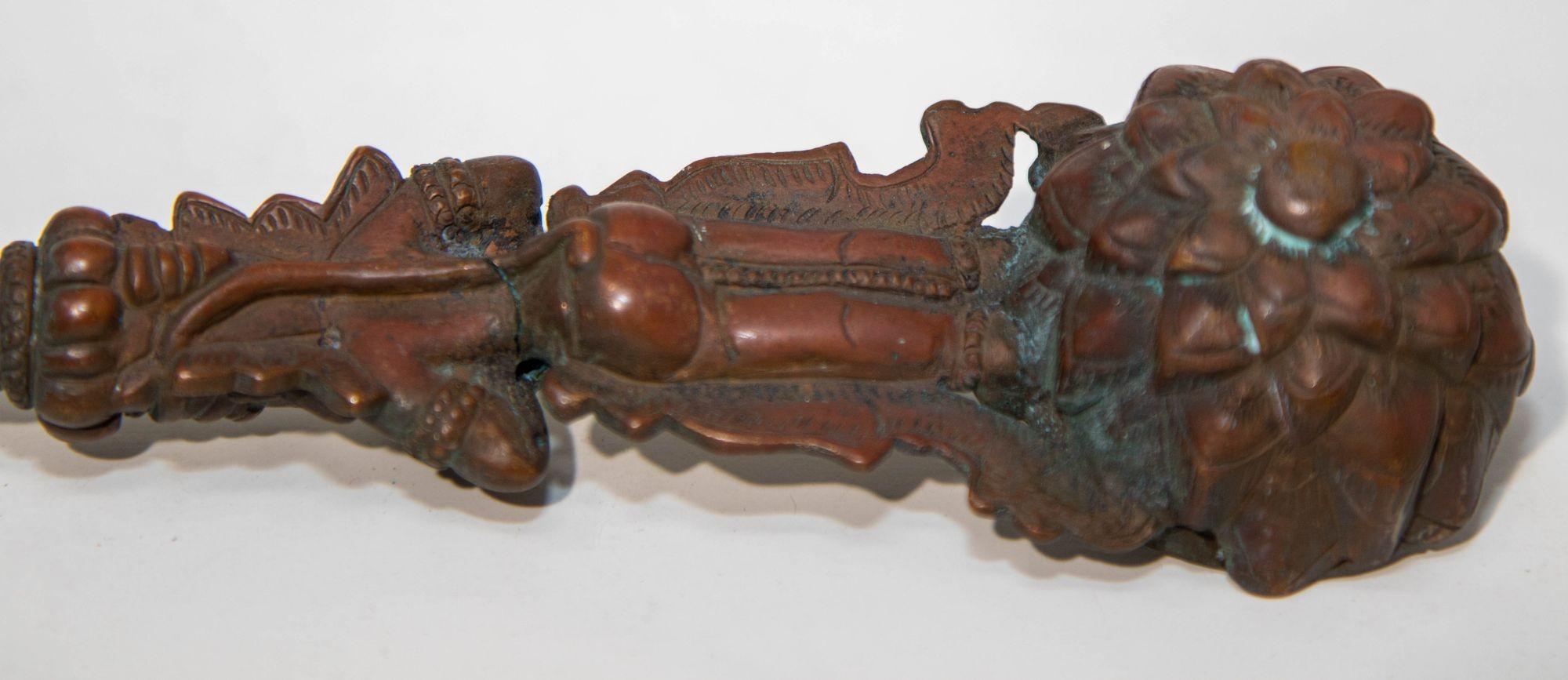 Ancienne cuillère Puja de cérémonie indienne en bronze moulé du 19ème siècle en vente 2