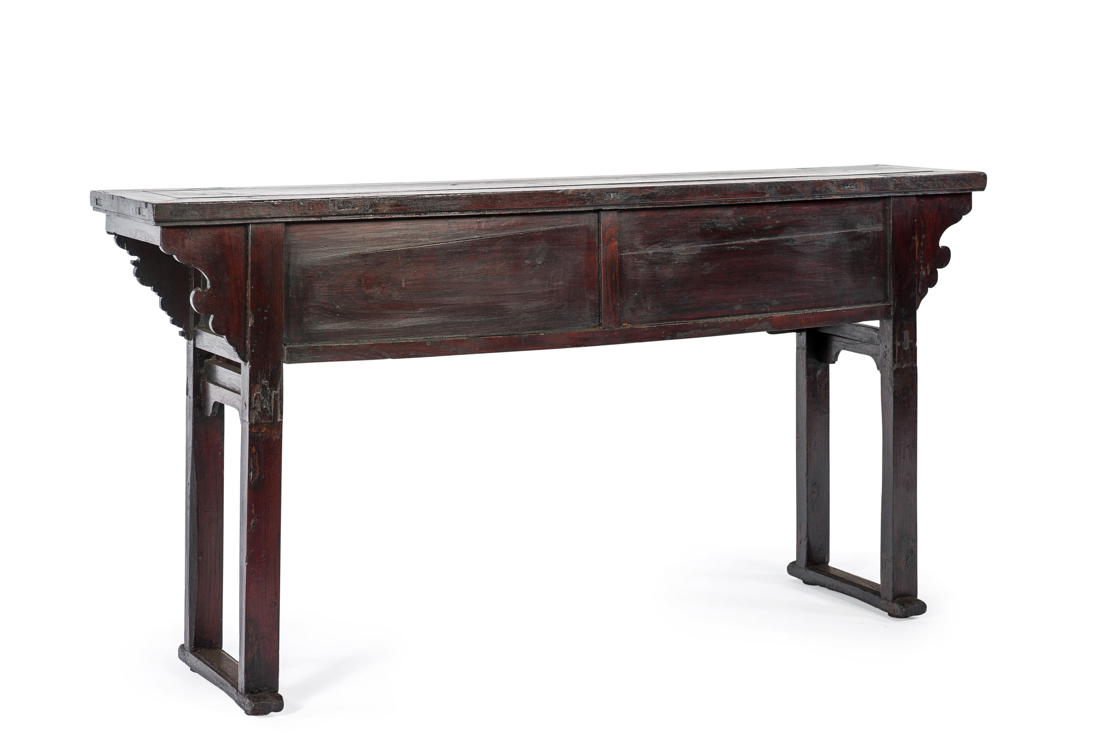 Ancienne table d'autel Qing chinoise sculptée en Hong Mu ou acajou à trois tiroirs en vente 6