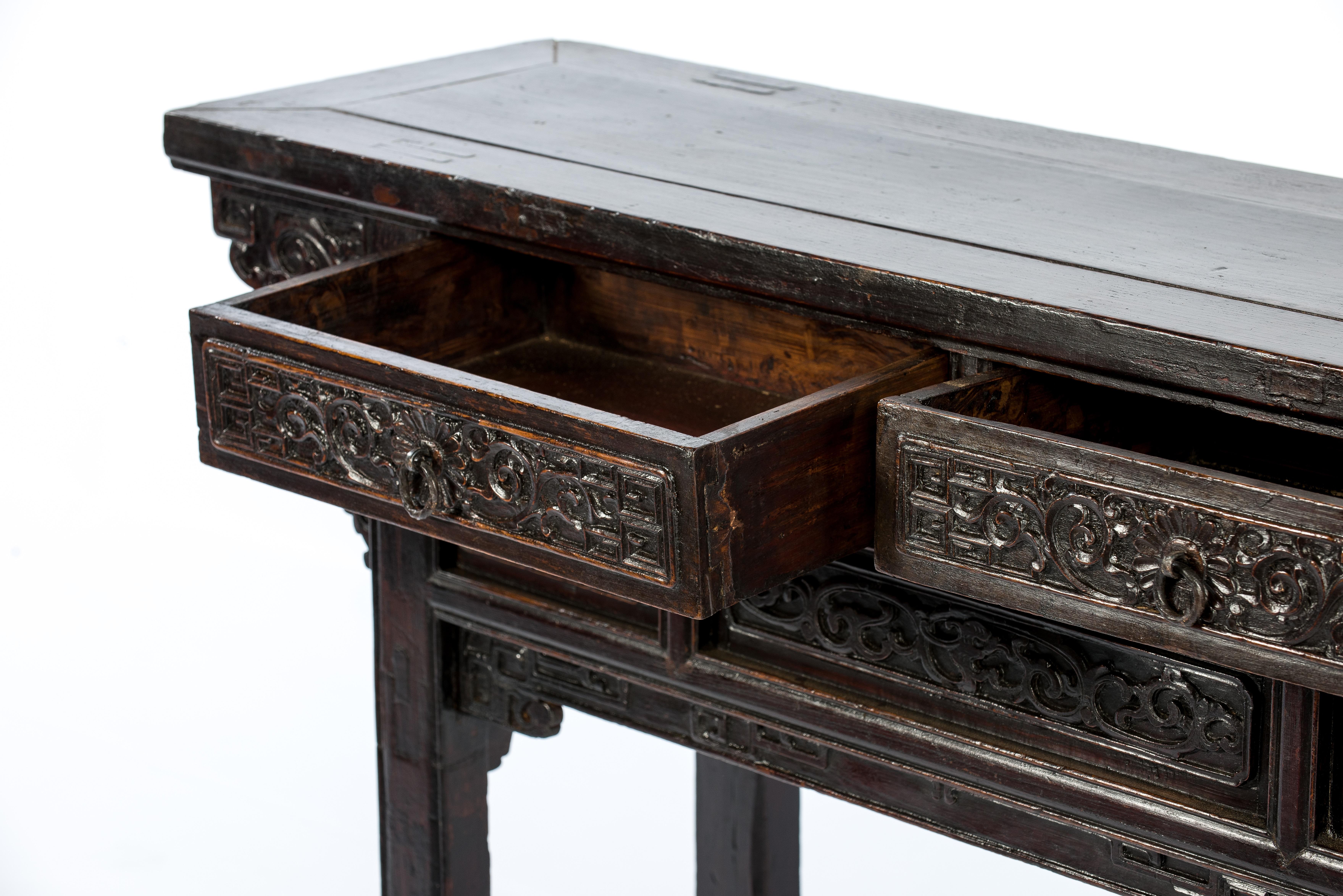 Chinois Ancienne table d'autel Qing chinoise sculptée en Hong Mu ou acajou à trois tiroirs en vente