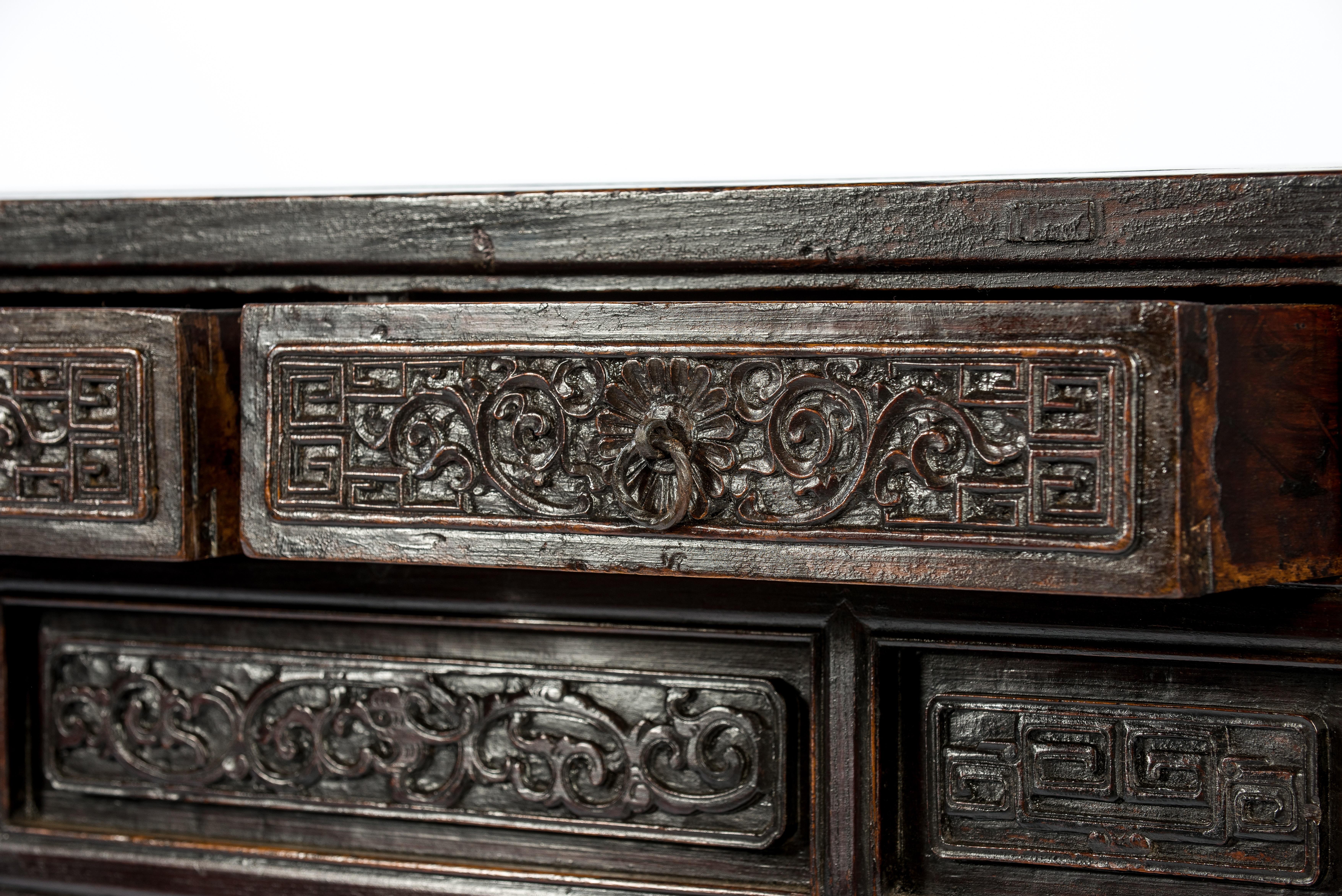 Poli Ancienne table d'autel Qing chinoise sculptée en Hong Mu ou acajou à trois tiroirs en vente