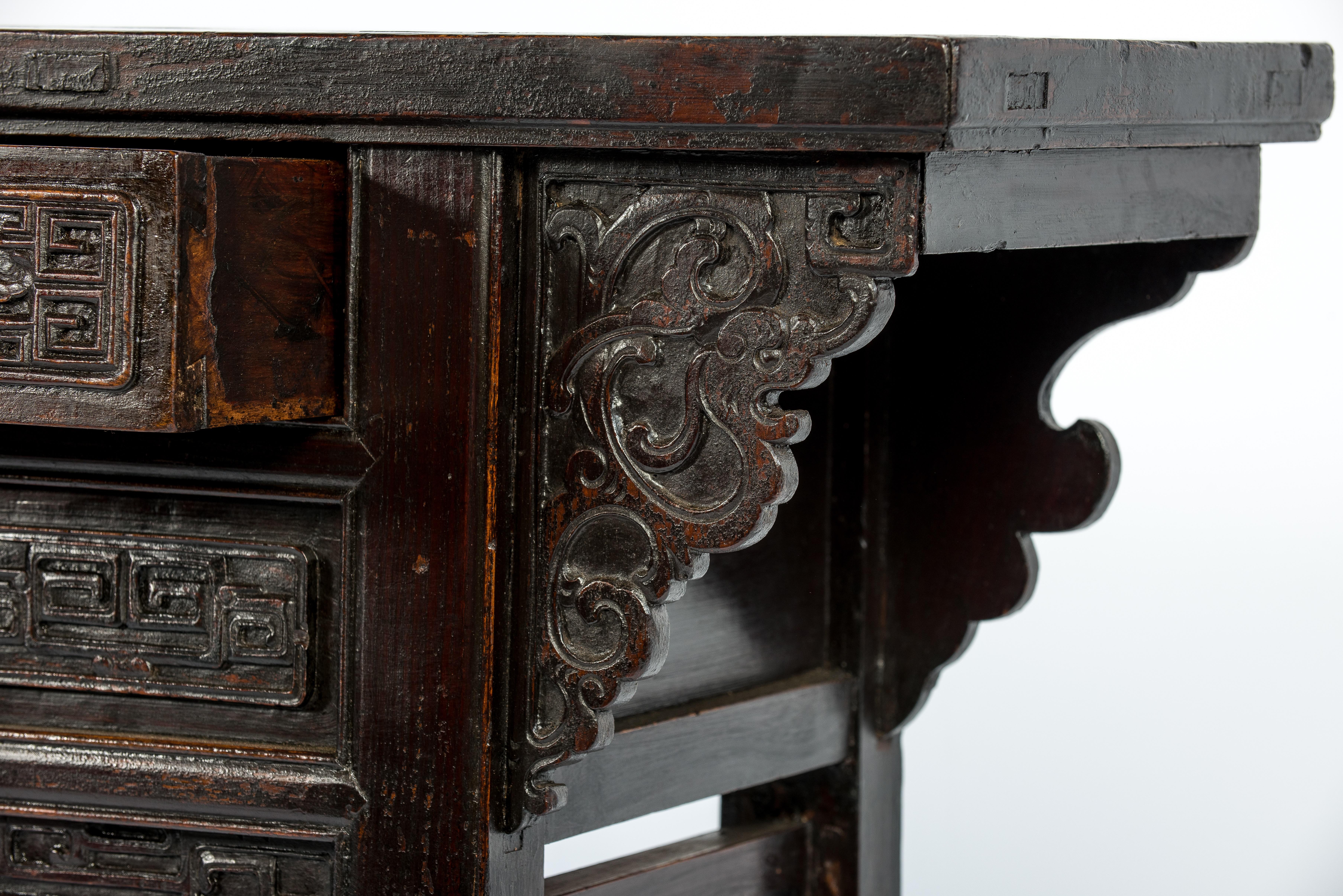 Ancienne table d'autel Qing chinoise sculptée en Hong Mu ou acajou à trois tiroirs Bon état - En vente à Casteren, NL