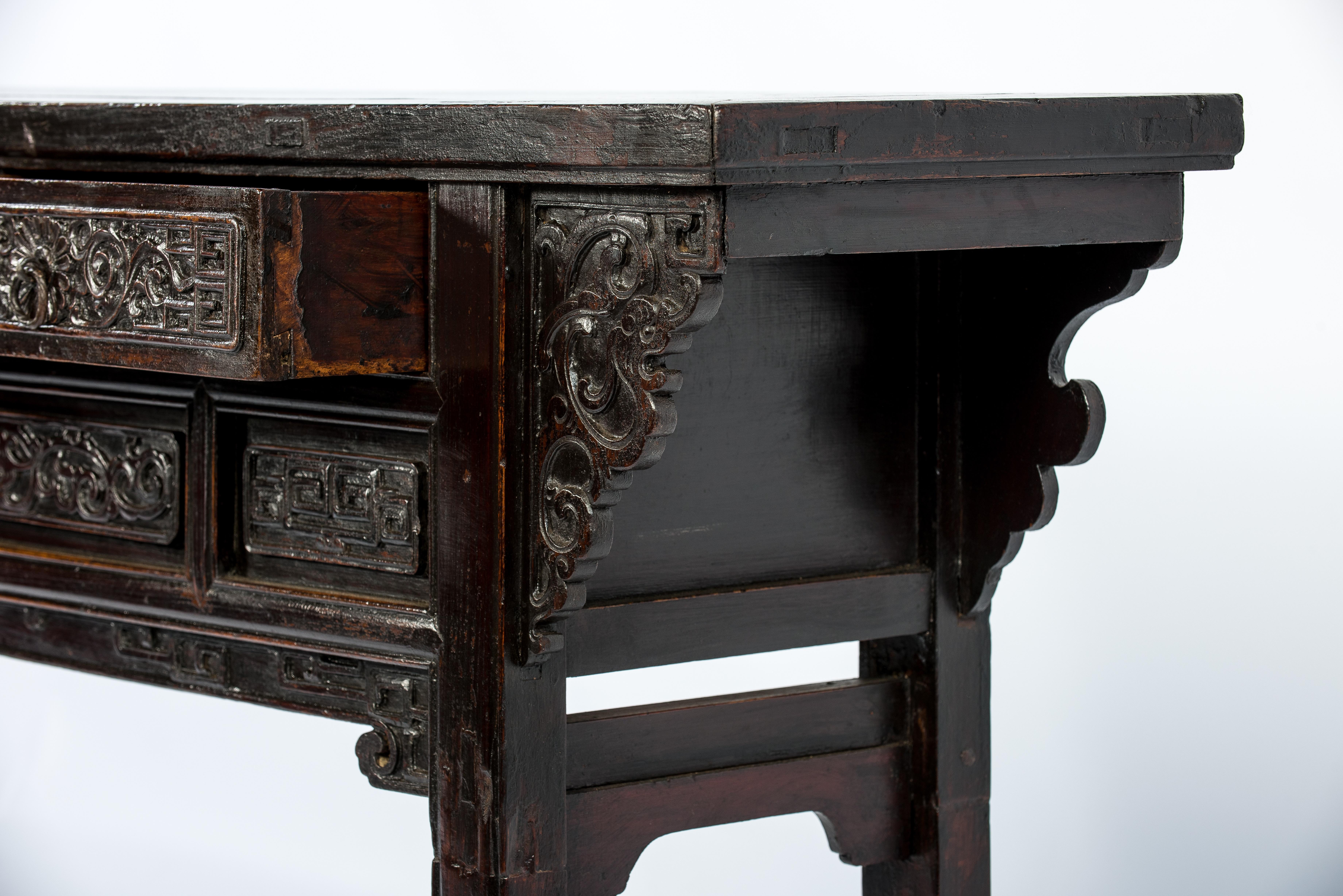 Acajou Ancienne table d'autel Qing chinoise sculptée en Hong Mu ou acajou à trois tiroirs en vente