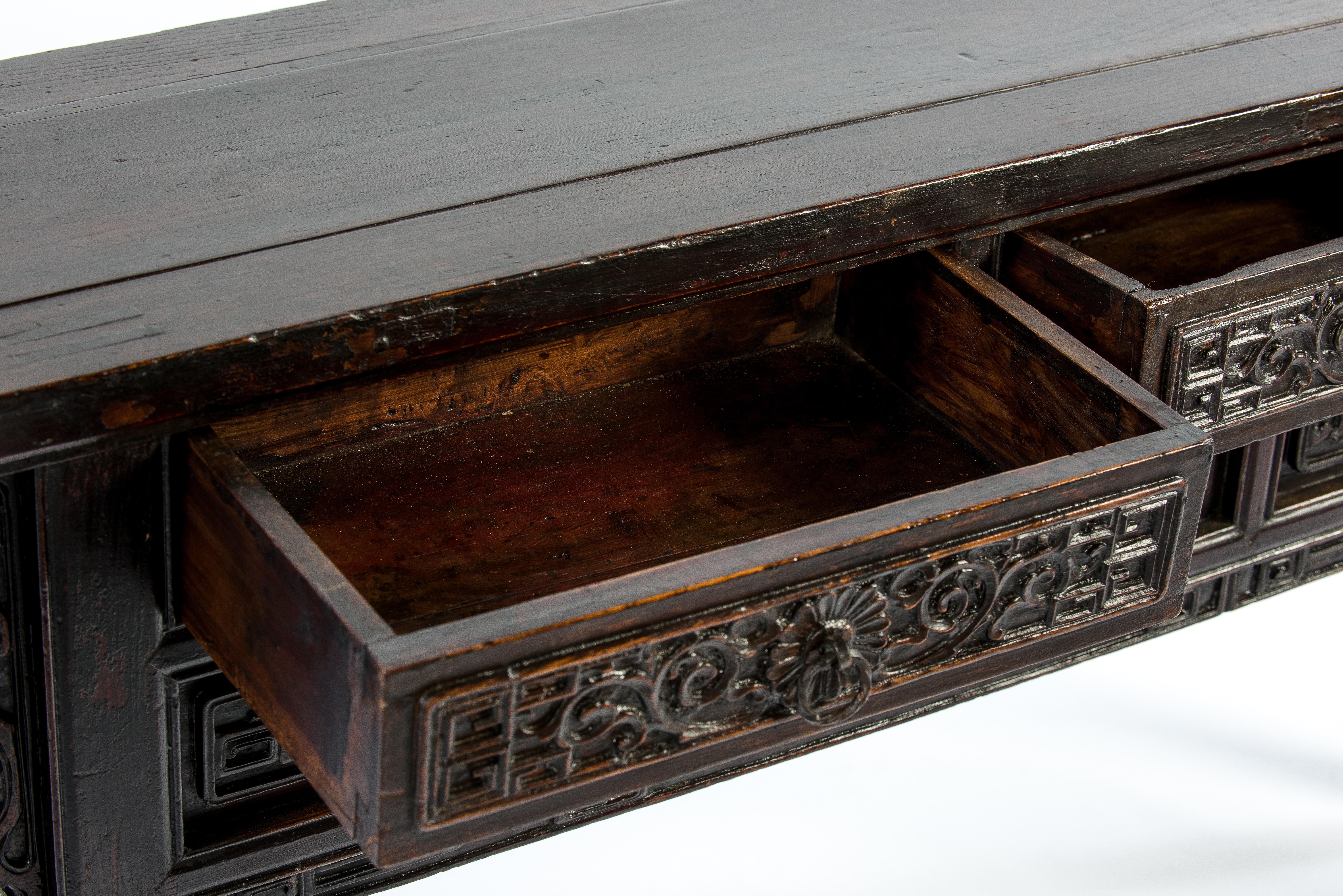 Ancienne table d'autel Qing chinoise sculptée en Hong Mu ou acajou à trois tiroirs en vente 1